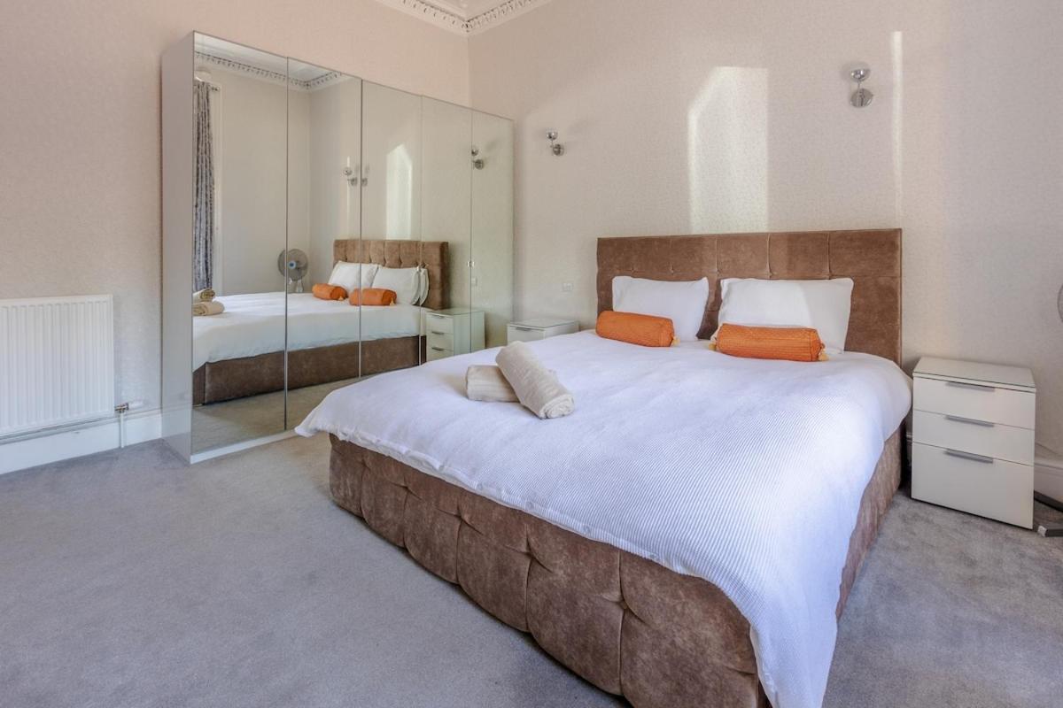 Spacious 5 Bedroom With Free Private Parking Holiday home Glasgow