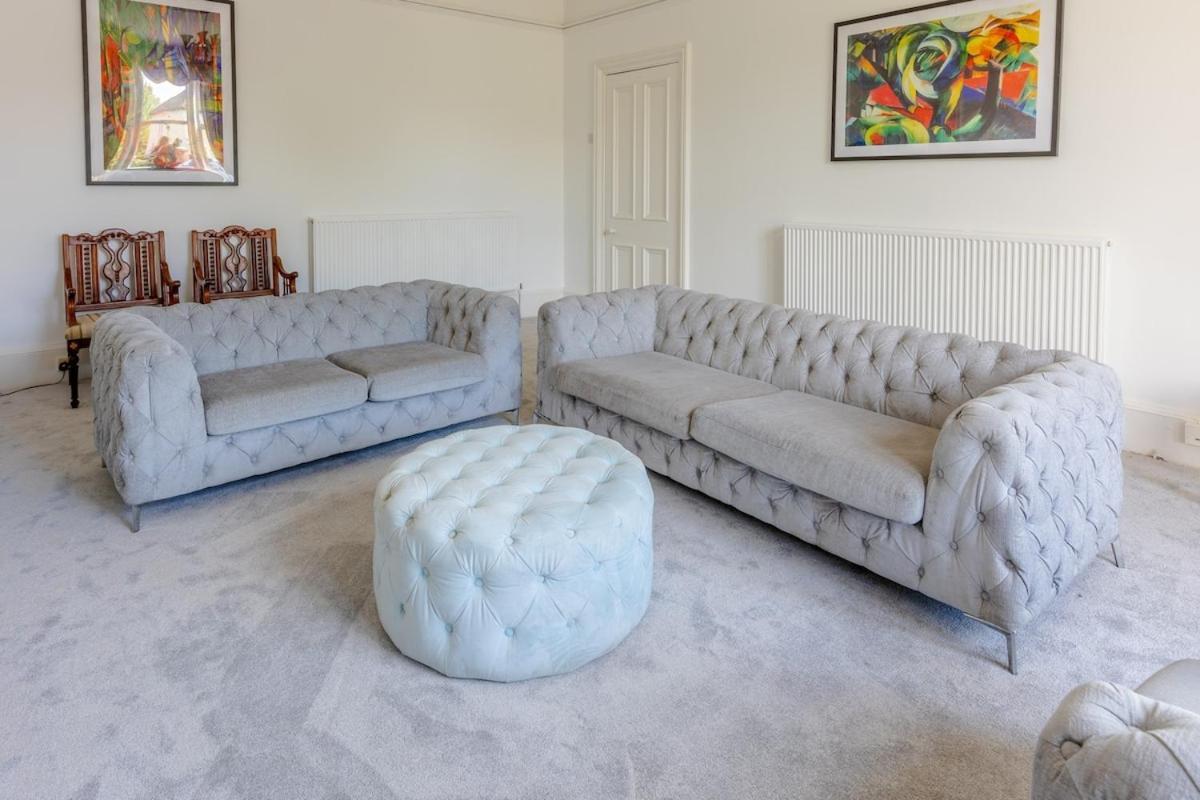 Holiday home Spacious 5 Bedroom With Free Private Parking Glasgow