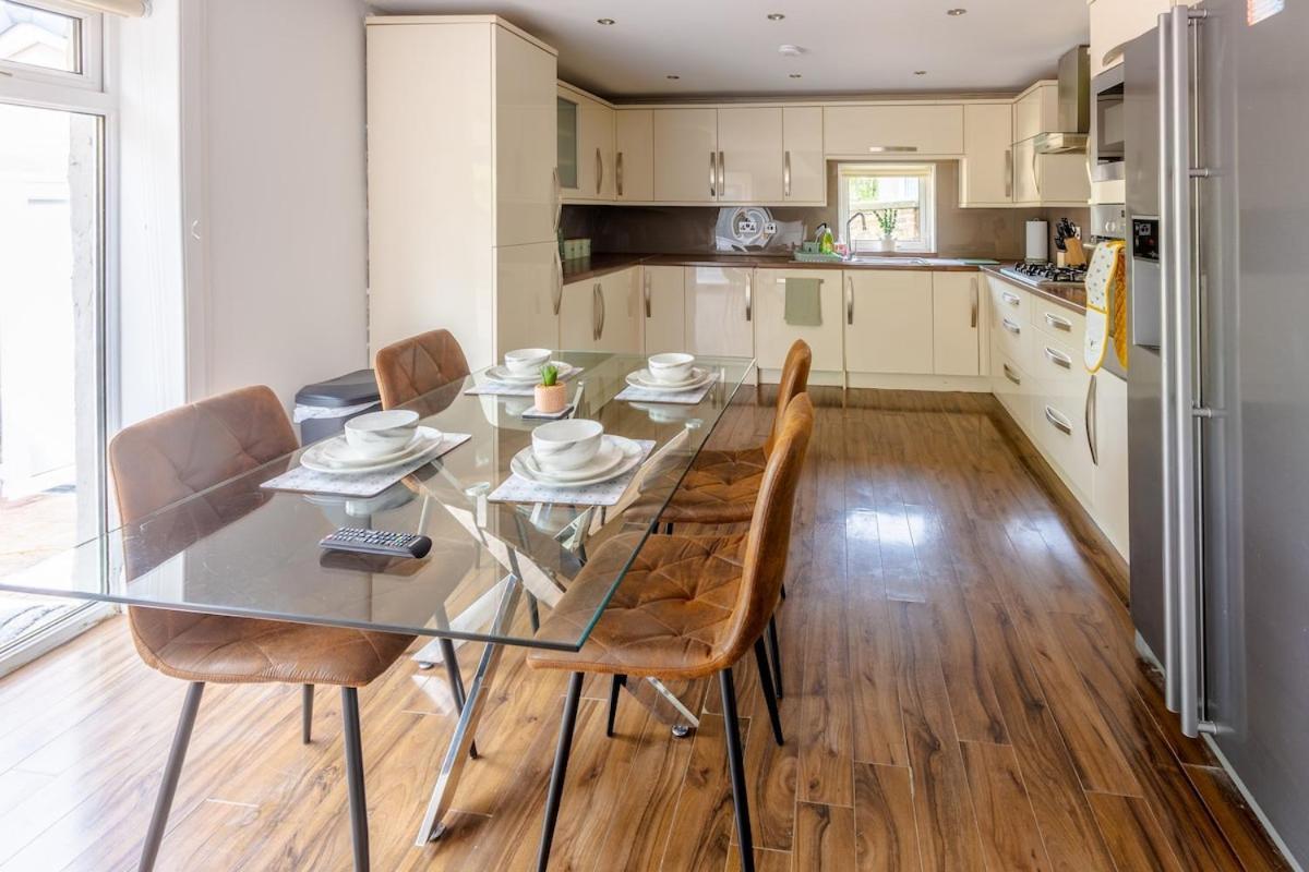 Spacious 5 Bedroom With Free Private Parking *