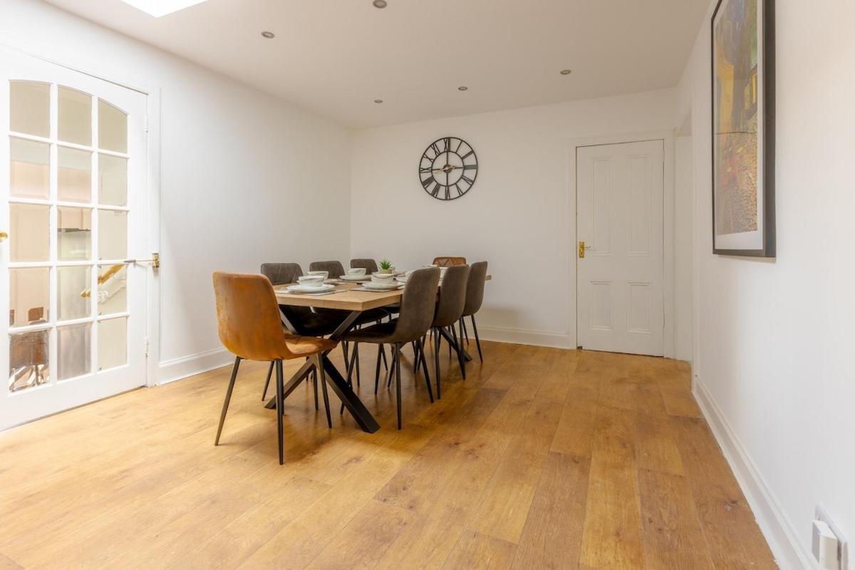 Spacious 5 Bedroom With Free Private Parking Holiday home
