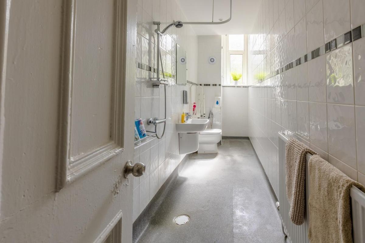 Holiday home Spacious 5 Bedroom With Free Private Parking