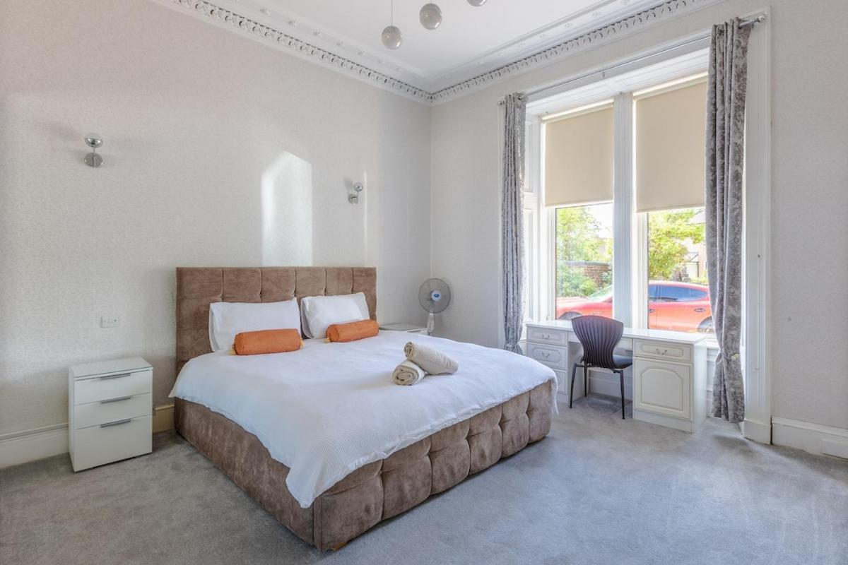 Spacious 5 Bedroom With Free Private Parking Holiday home *