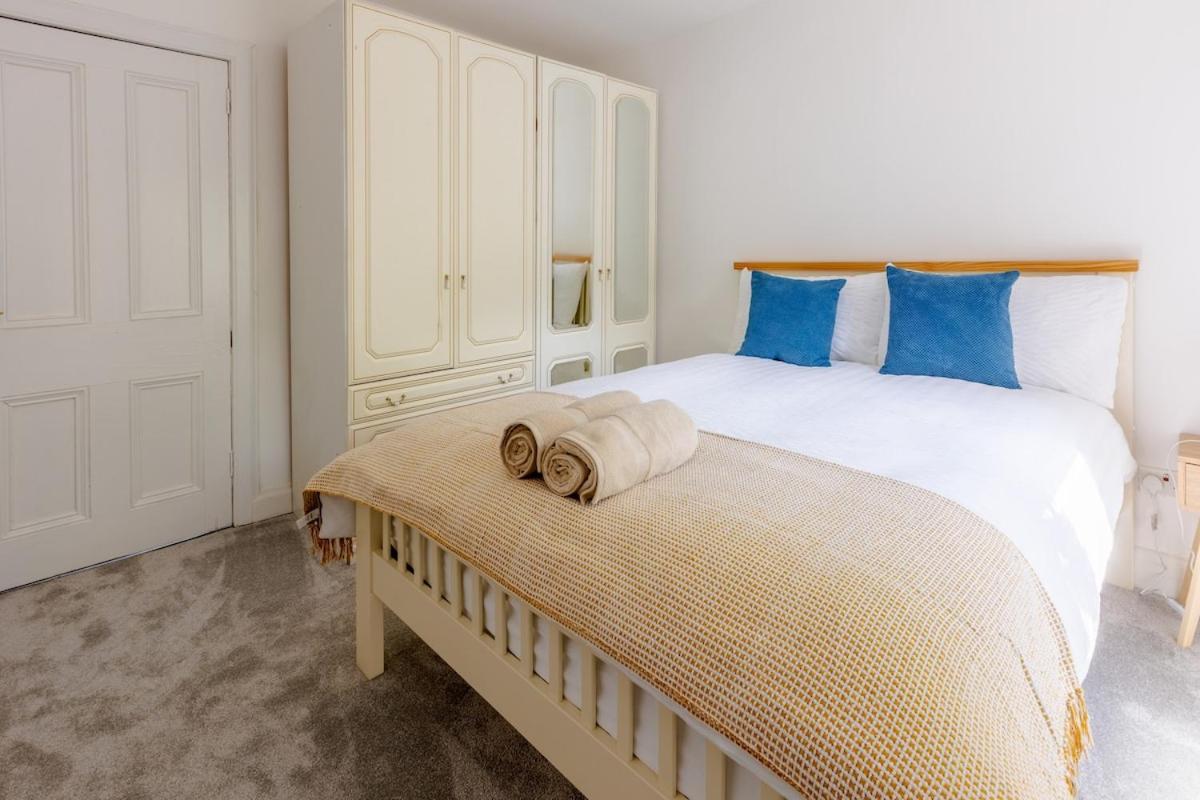 Spacious 5 Bedroom With Free Private Parking Holiday home Glasgow