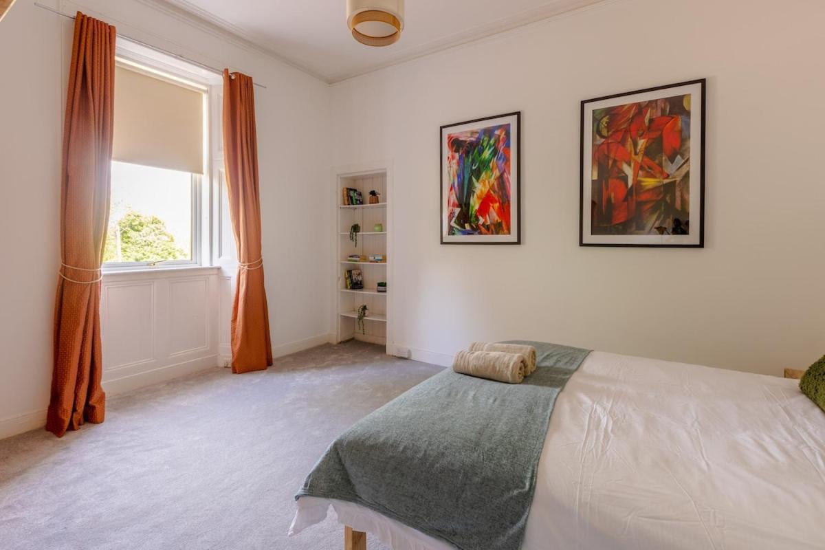 Spacious 5 Bedroom With Free Private Parking *