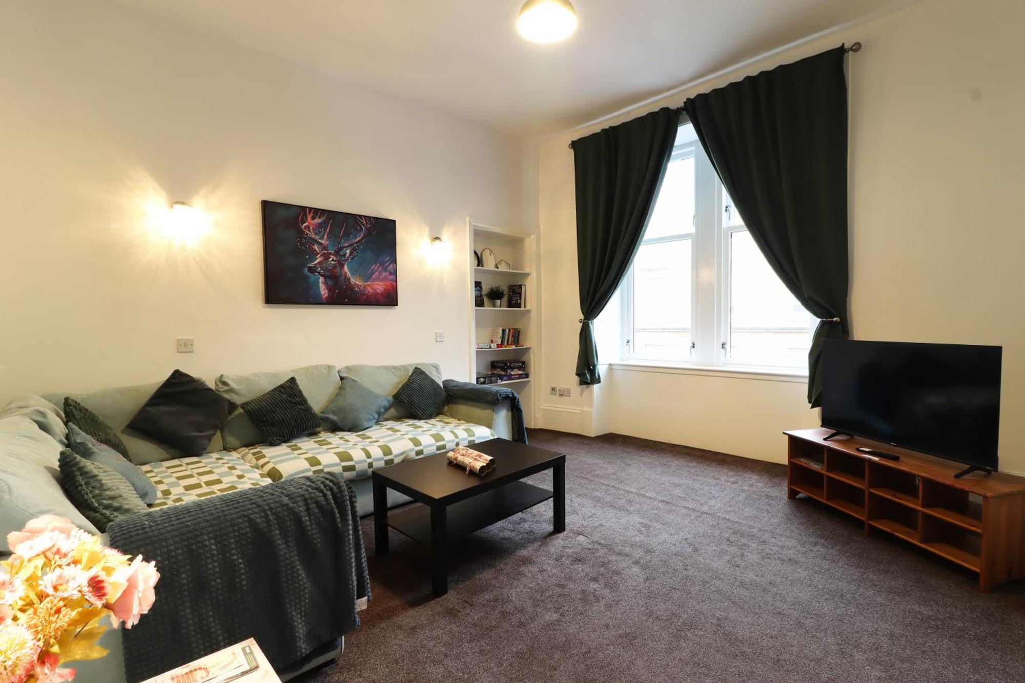 2 Bed Flat - Street Parking * Glasgow