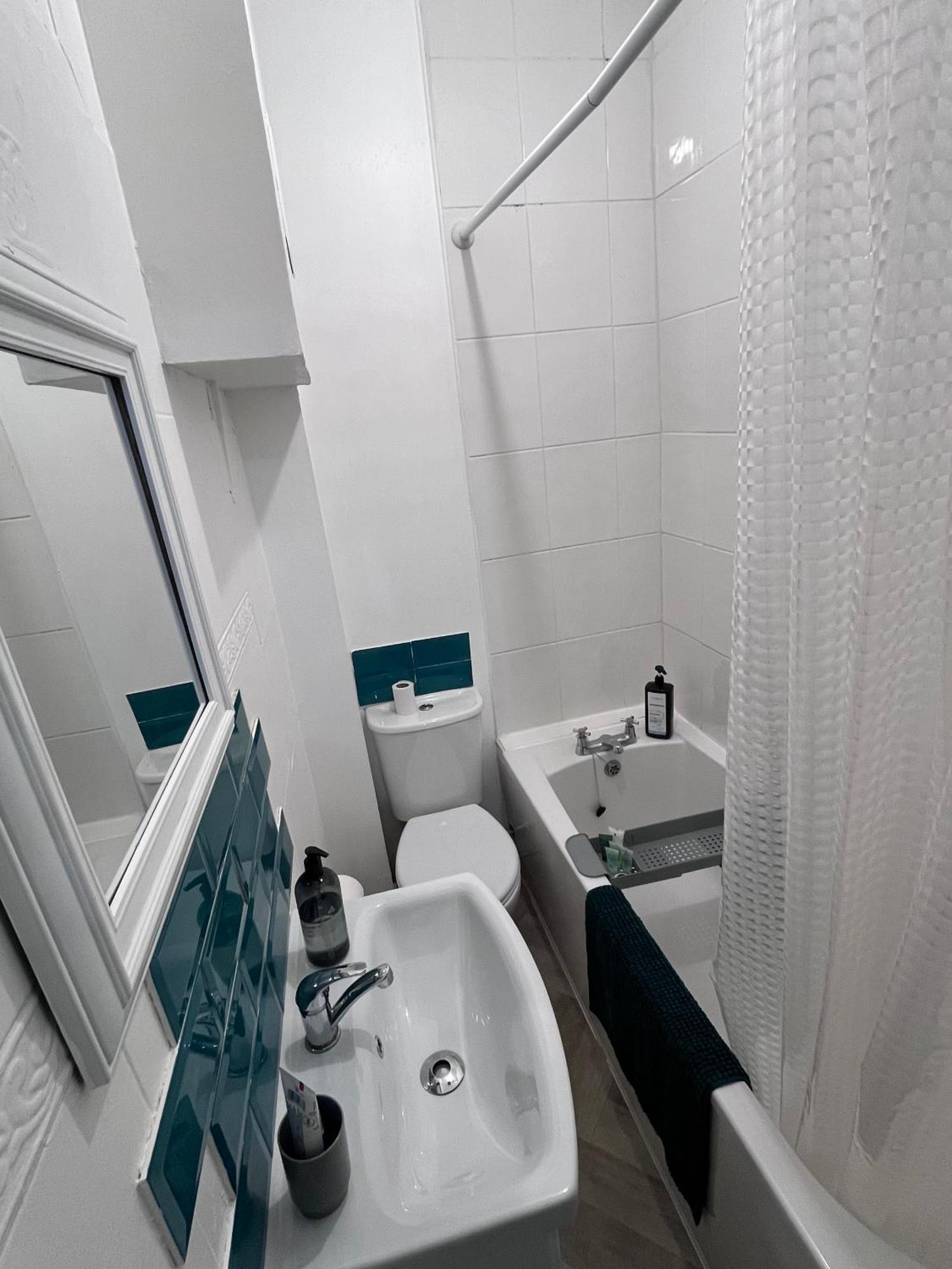 2 Bed Flat - Street Parking Apartment Glasgow