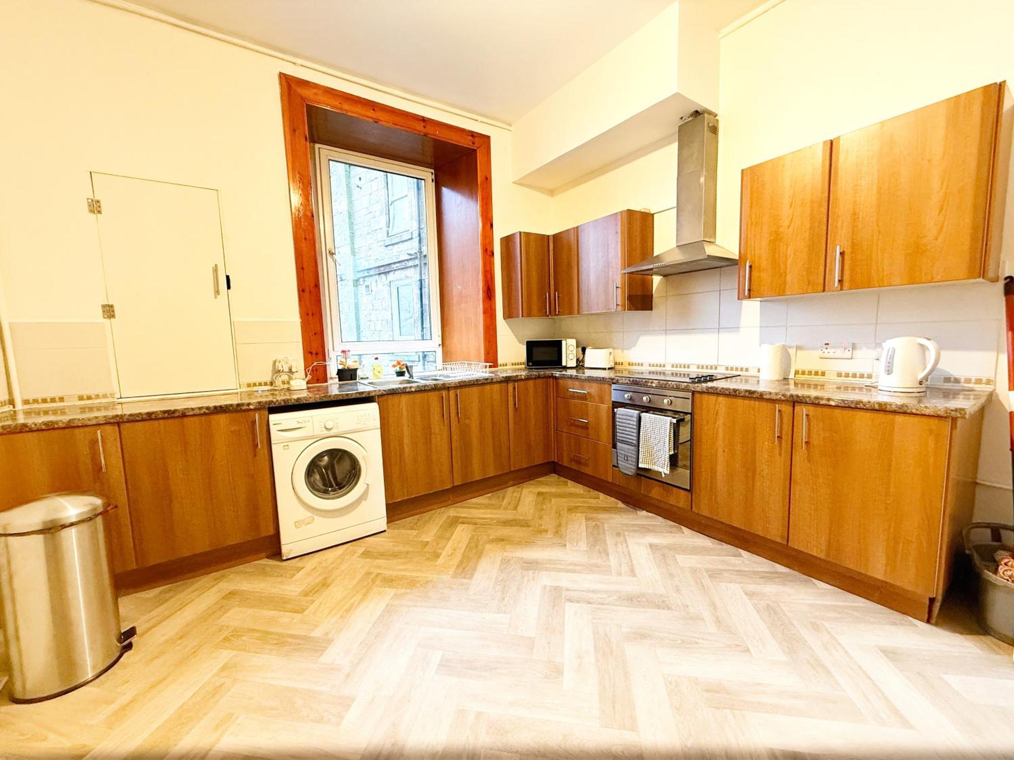 Apartment 2 Bed Flat - Street Parking *