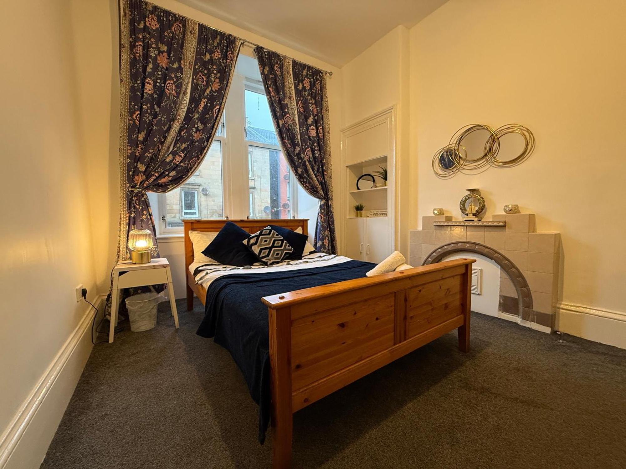 2 Bed Flat - Street Parking