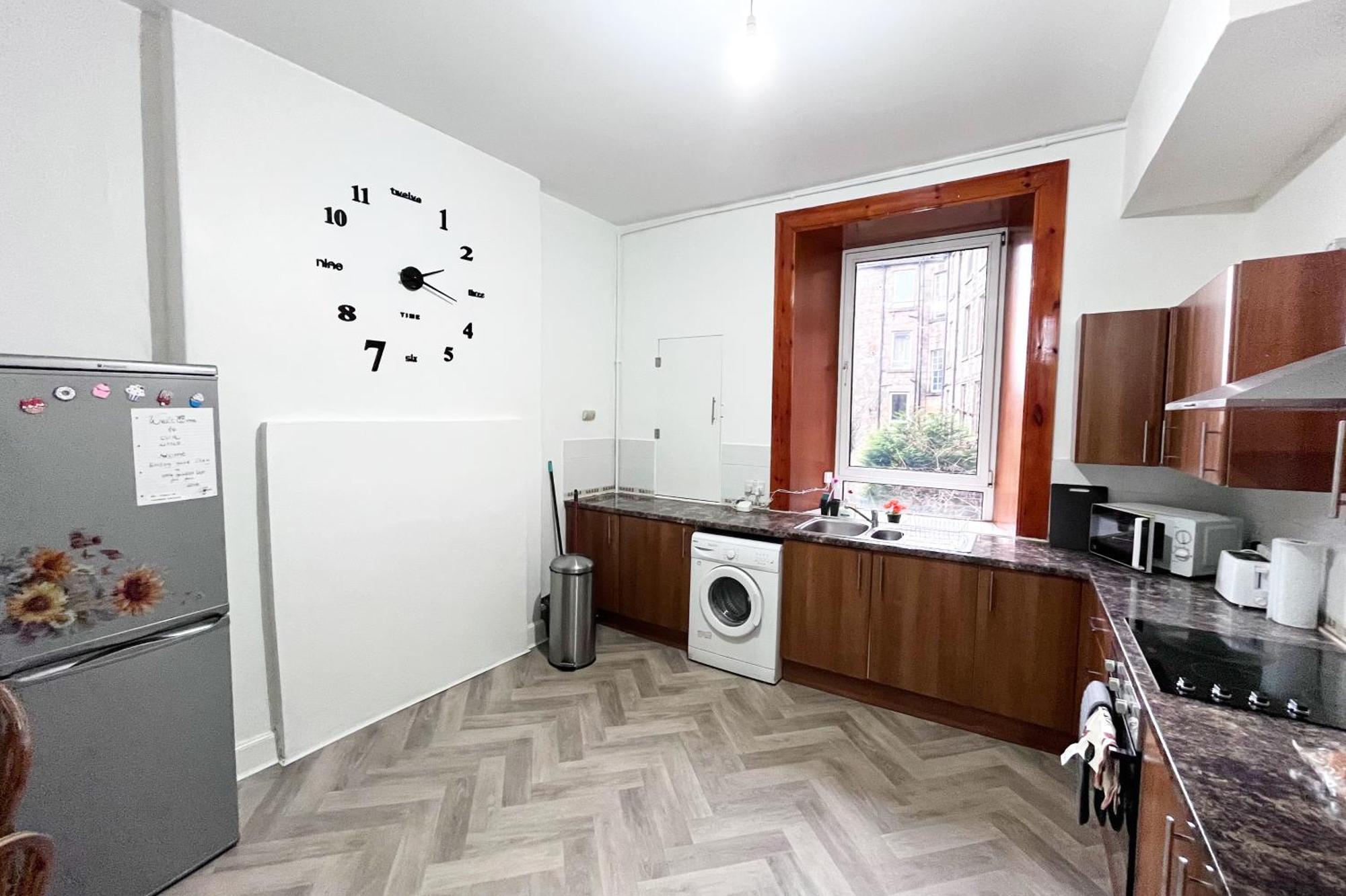 Apartment 2 Bed Flat - Street Parking *