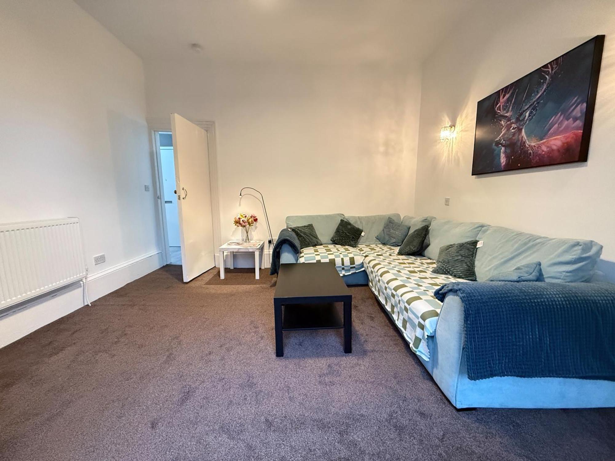 2 Bed Flat - Street Parking Apartment Glasgow