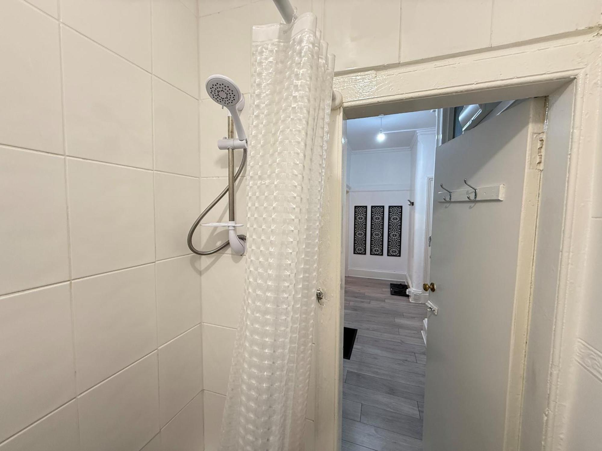 2 Bed Flat - Street Parking *