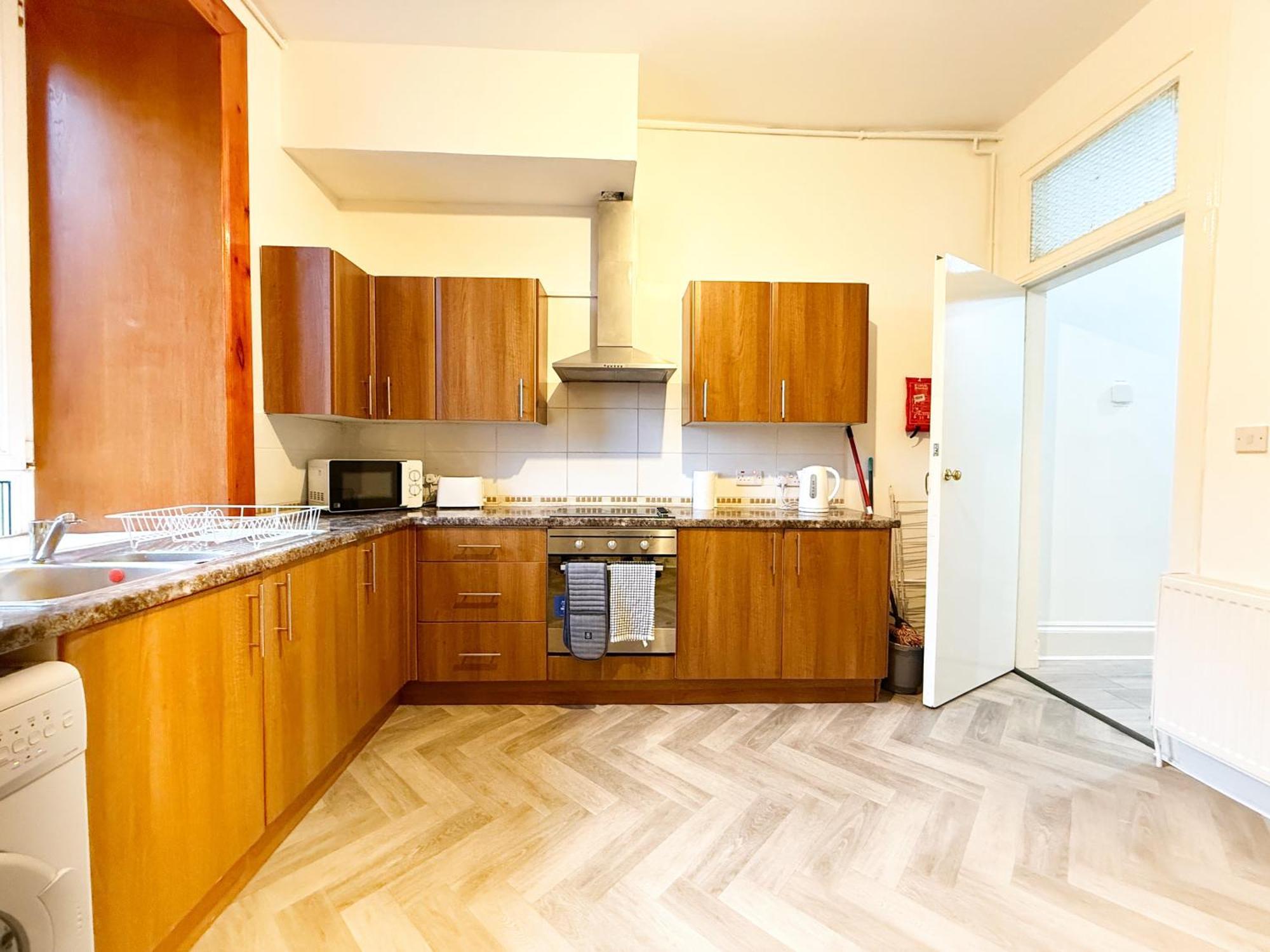 2 Bed Flat - Street Parking *