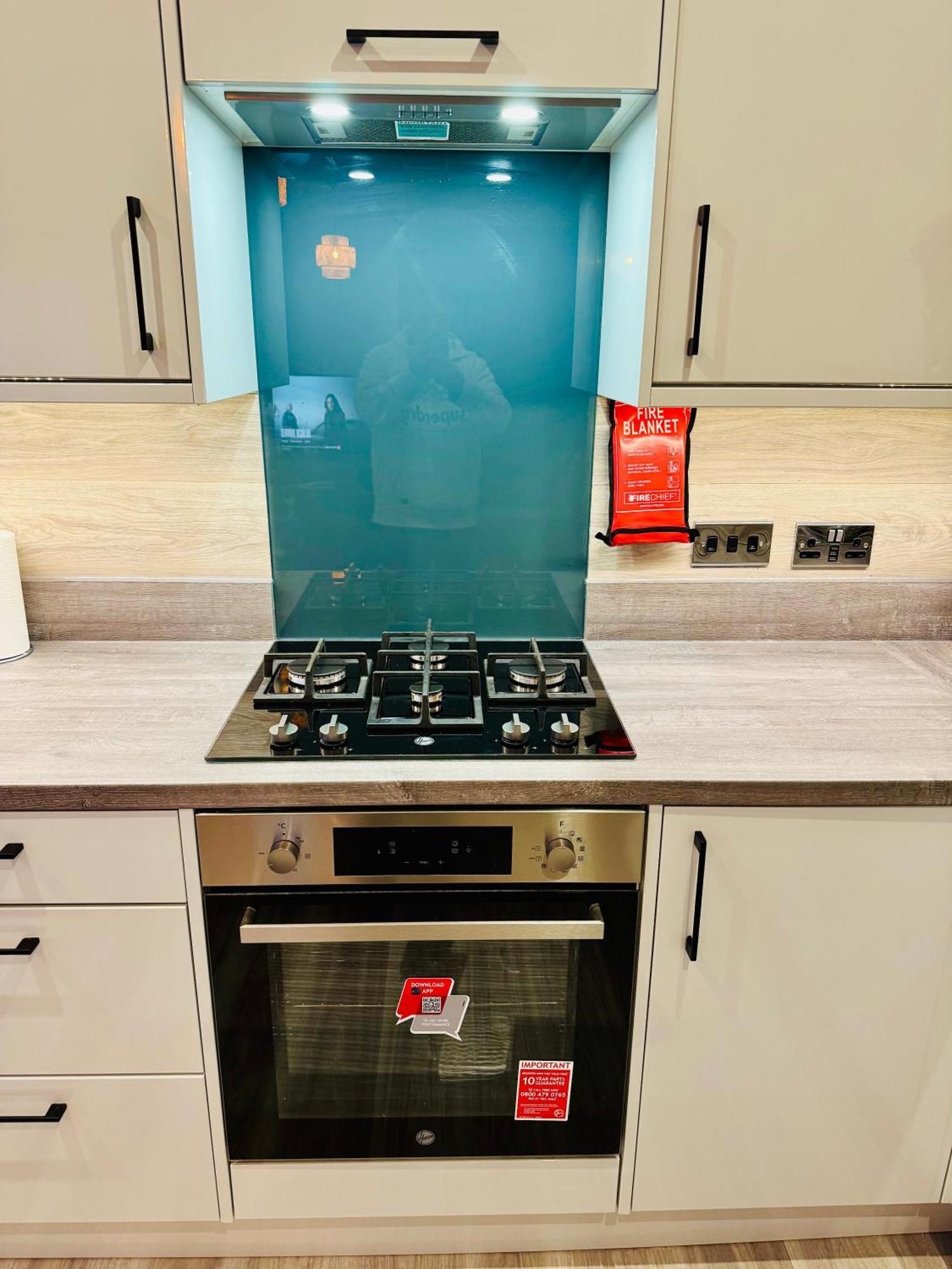 Modern Flat In Free Parking & Wifi Apartment