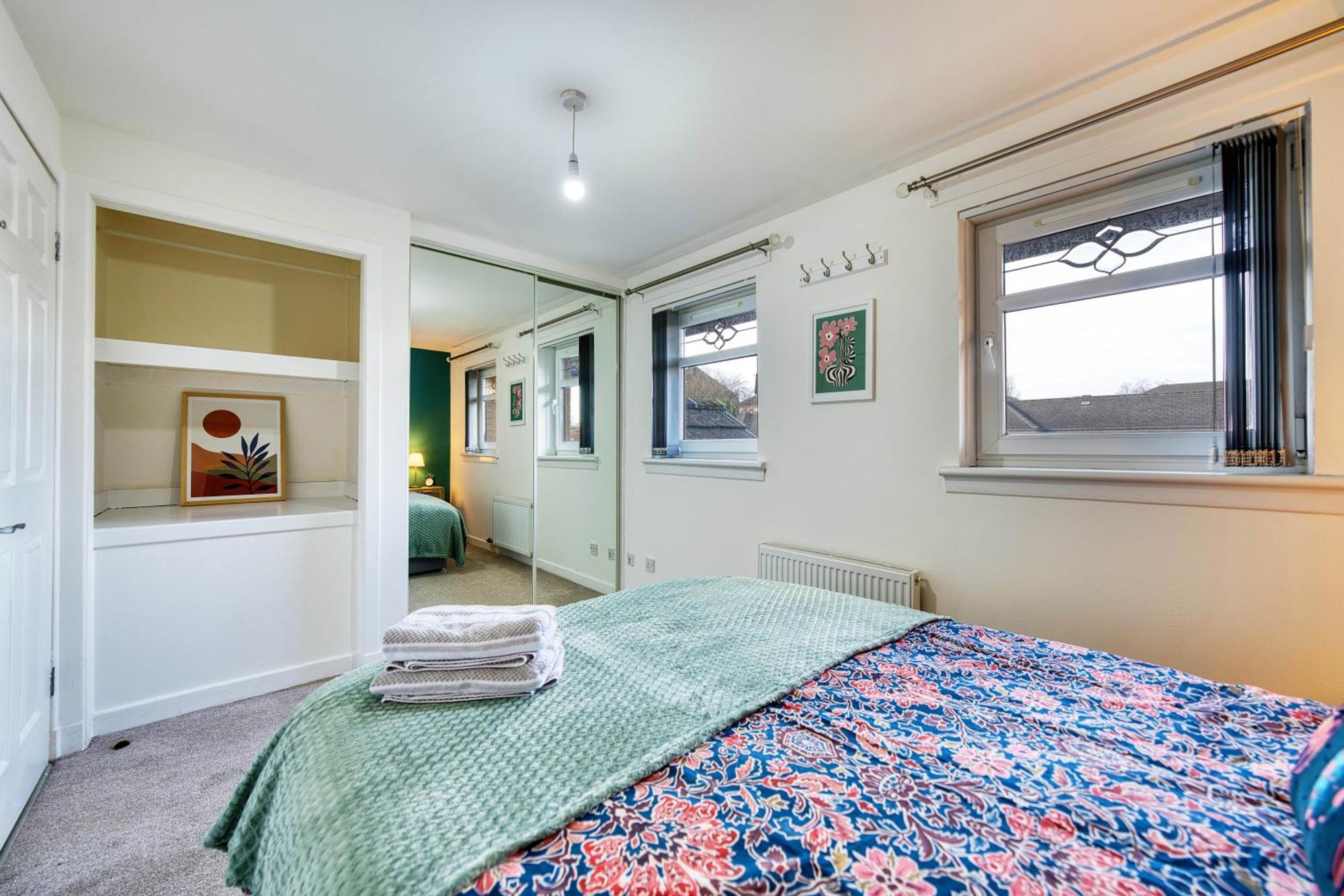 Stylish 2-bed With Private Driveway *