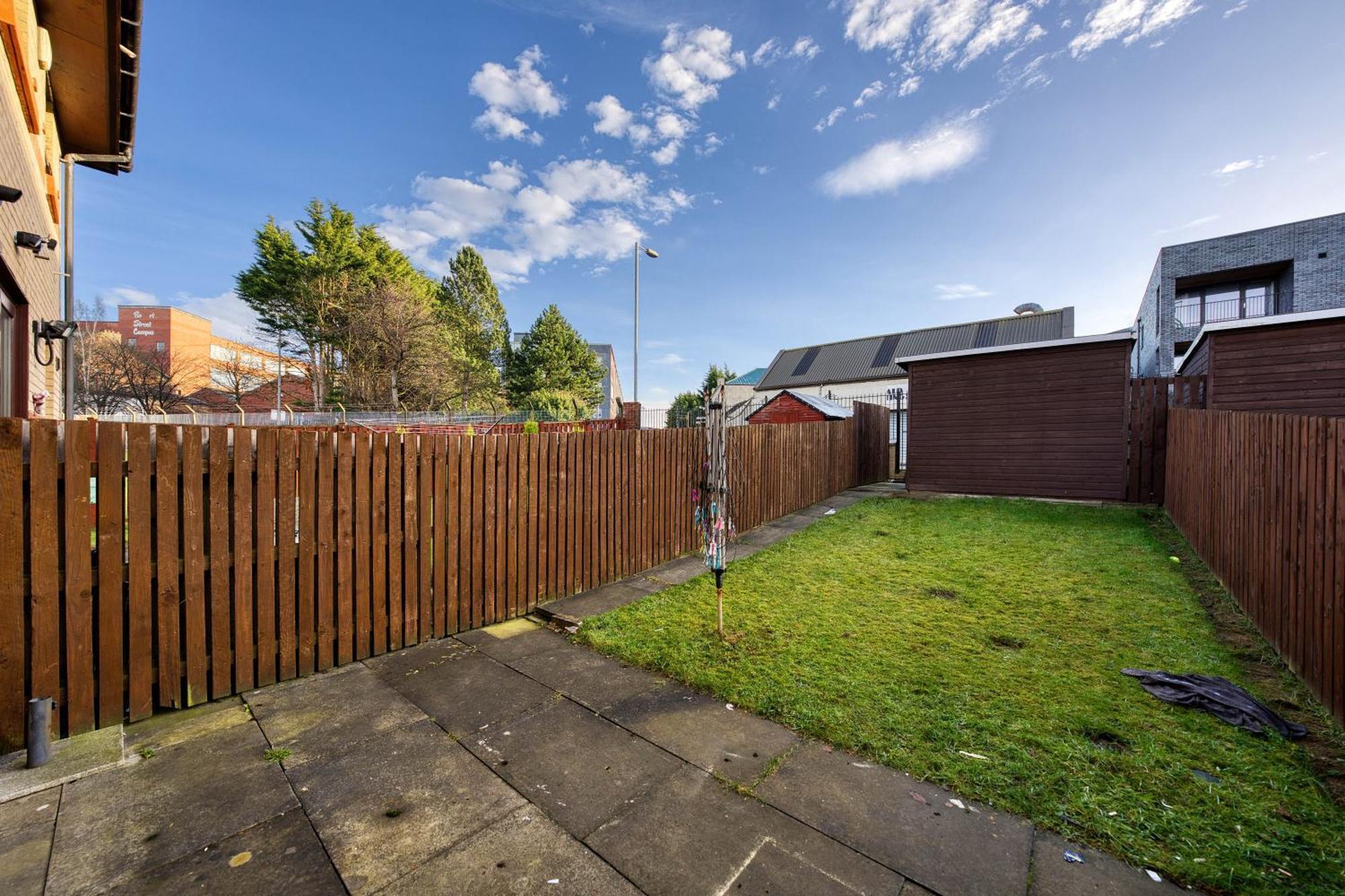 Stylish 2-bed With Private Driveway Glasgow