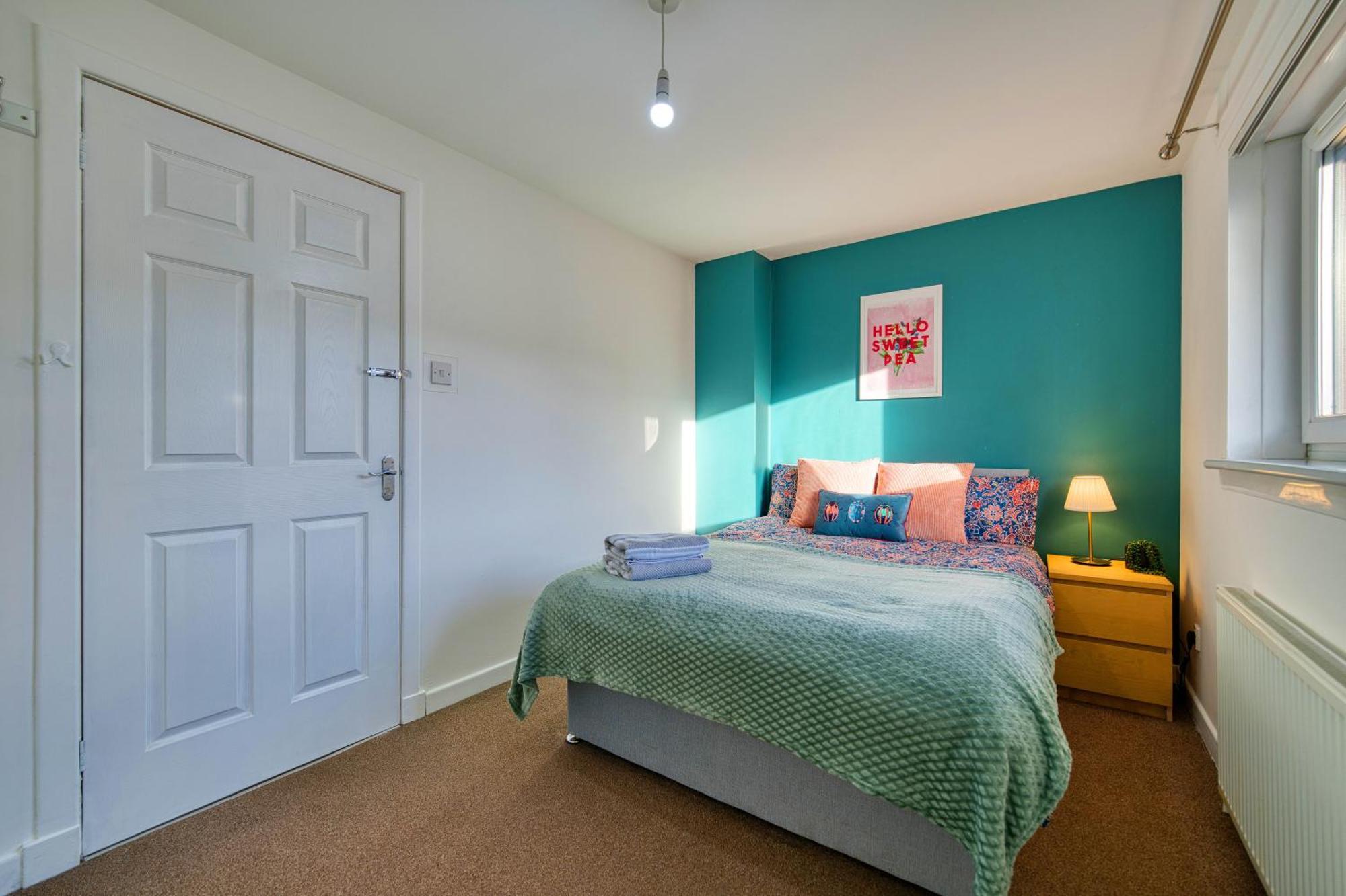 Stylish 2-bed With Private Driveway * Glasgow