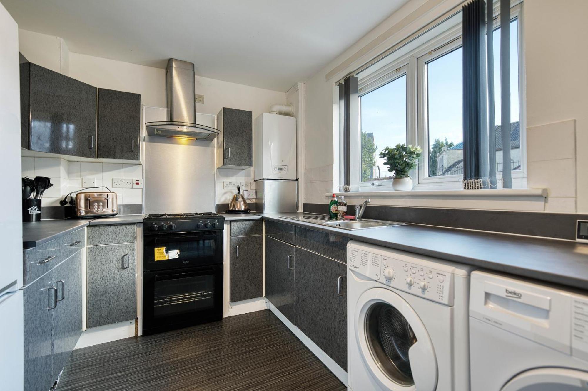 Stylish 2-bed With Private Driveway Apartment Glasgow