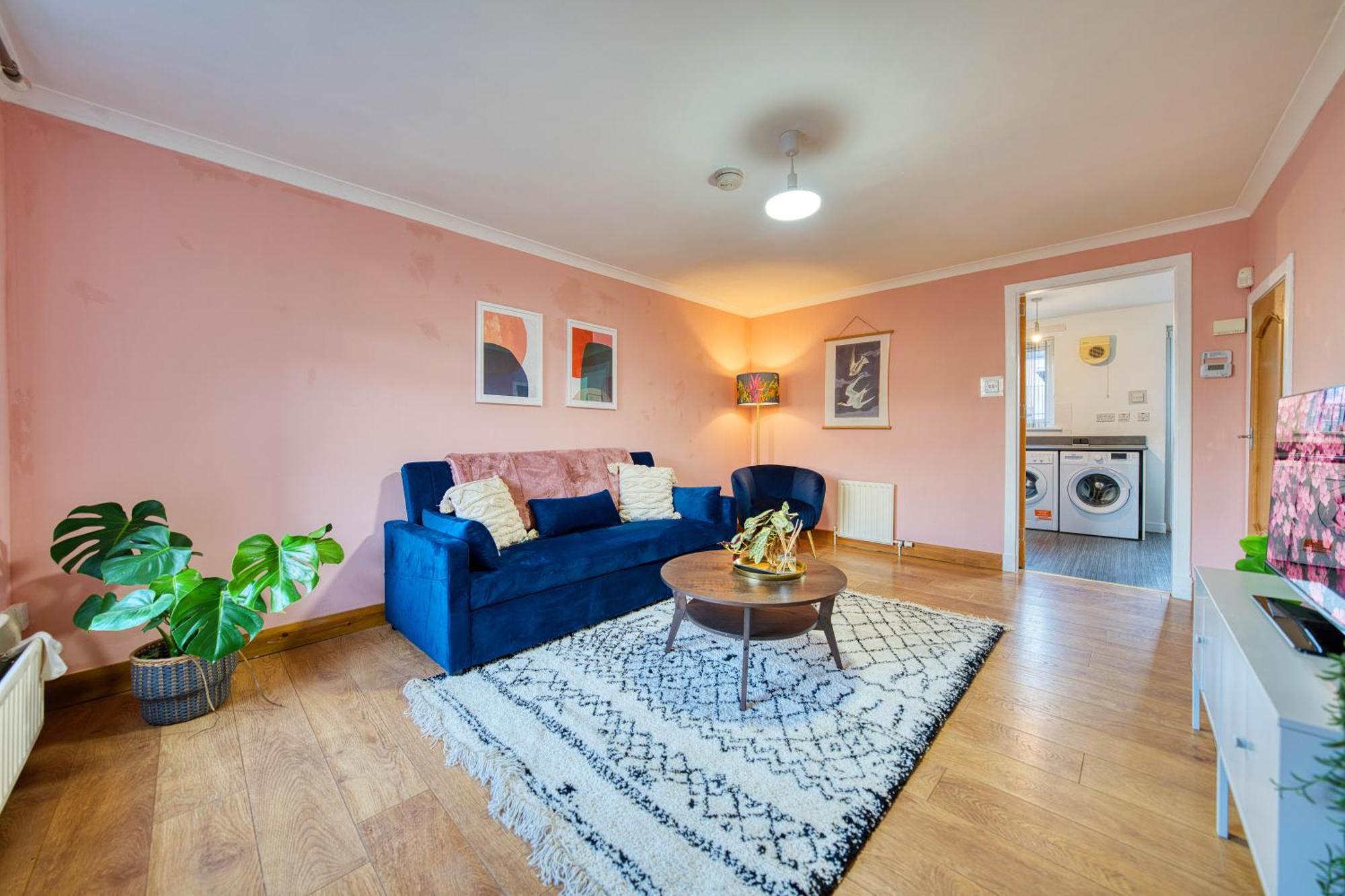 Apartment Stylish 2-bed With Private Driveway