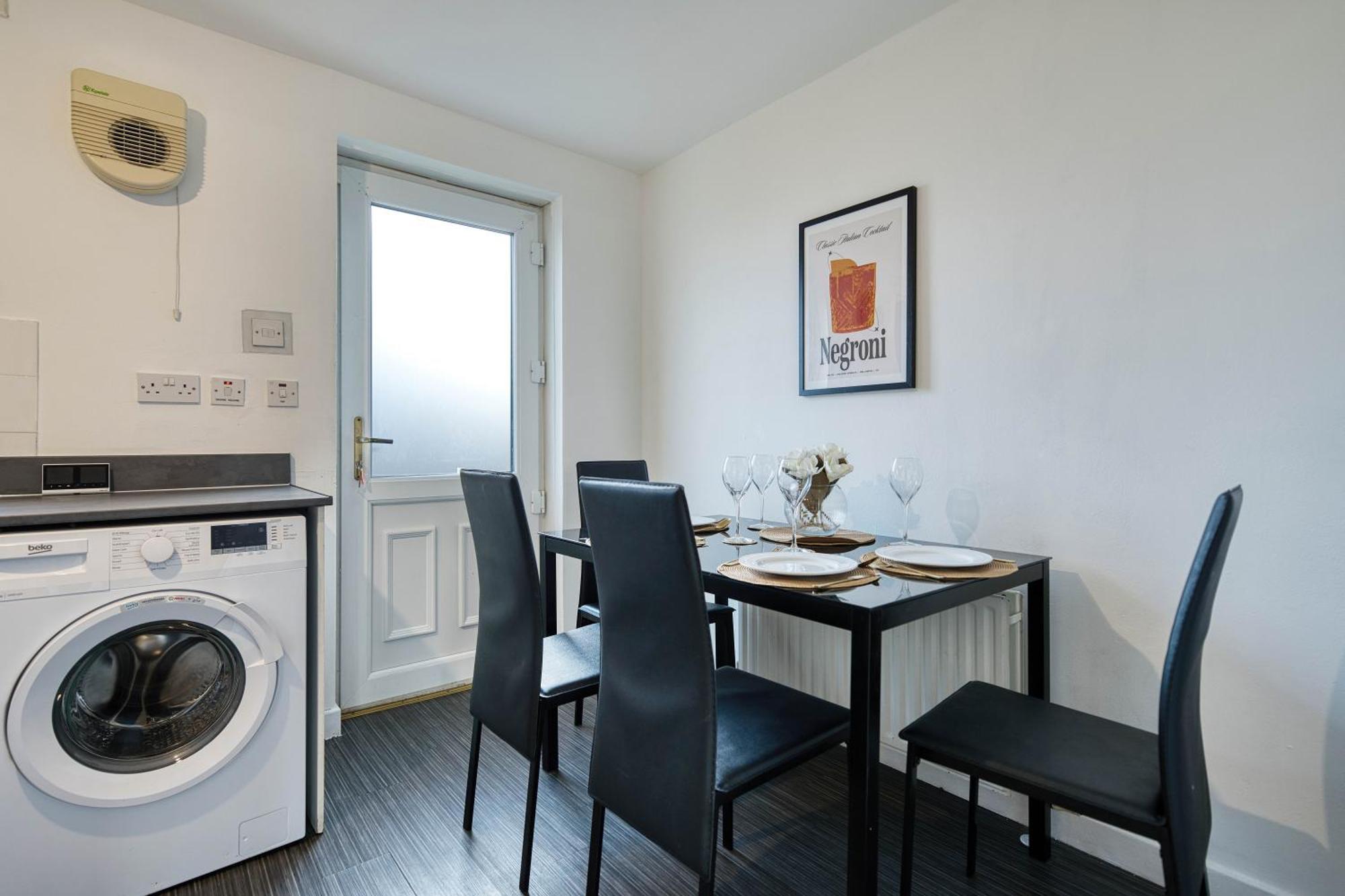 Stylish 2-bed With Private Driveway Apartment Glasgow