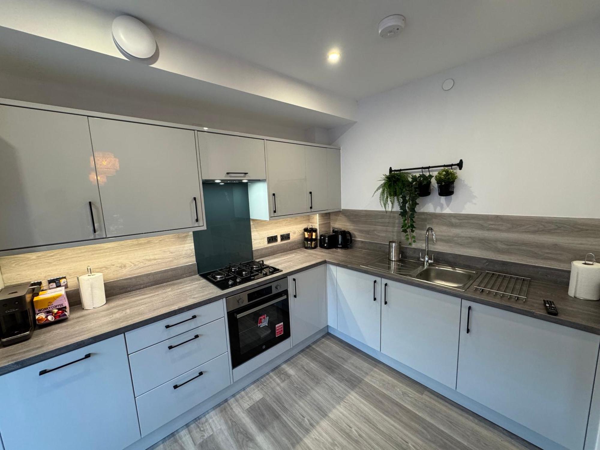 Modern Flat In Free Parking & Wifi Apartment *