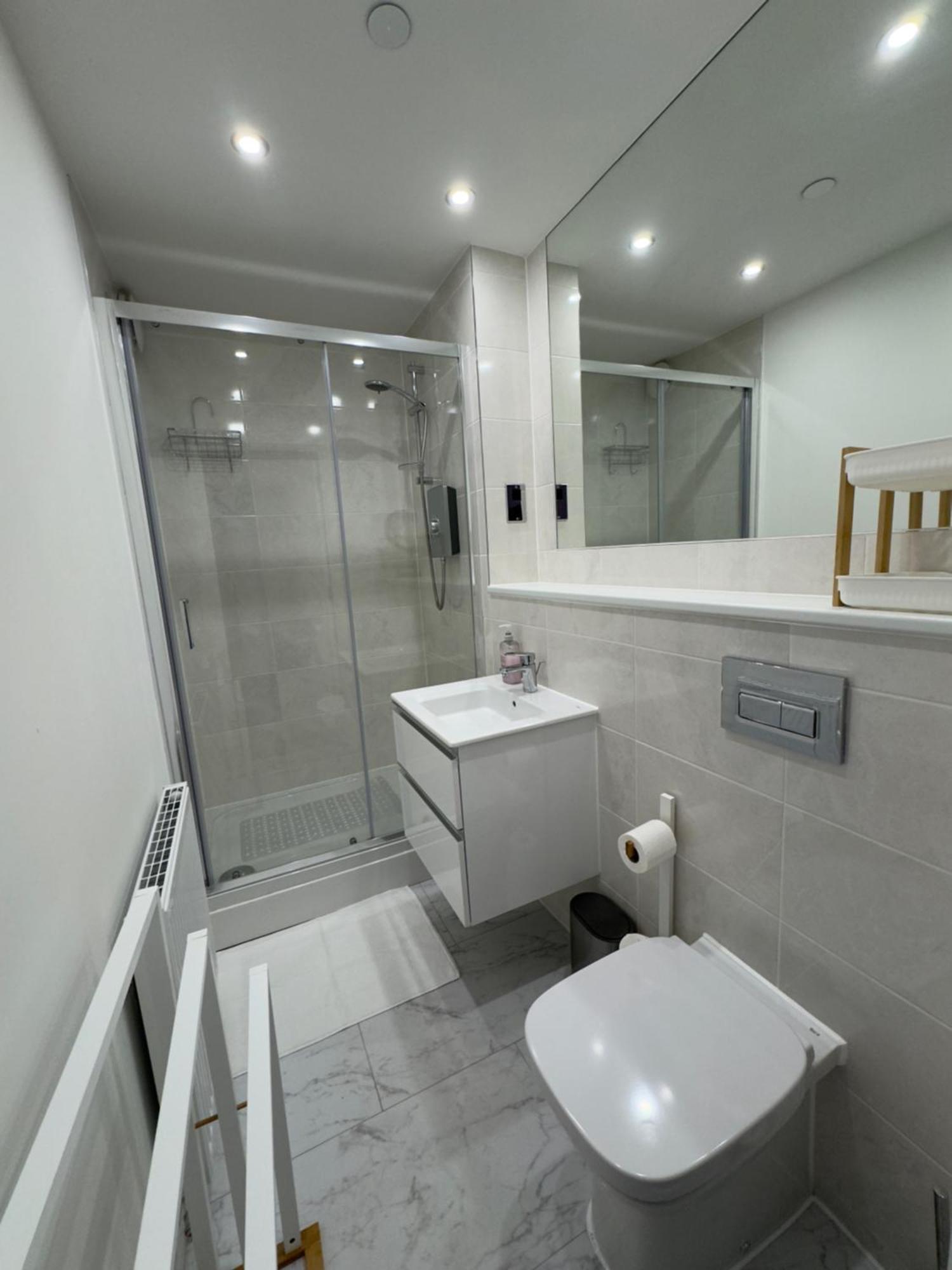 Apartment Modern Flat In Free Parking & Wifi *