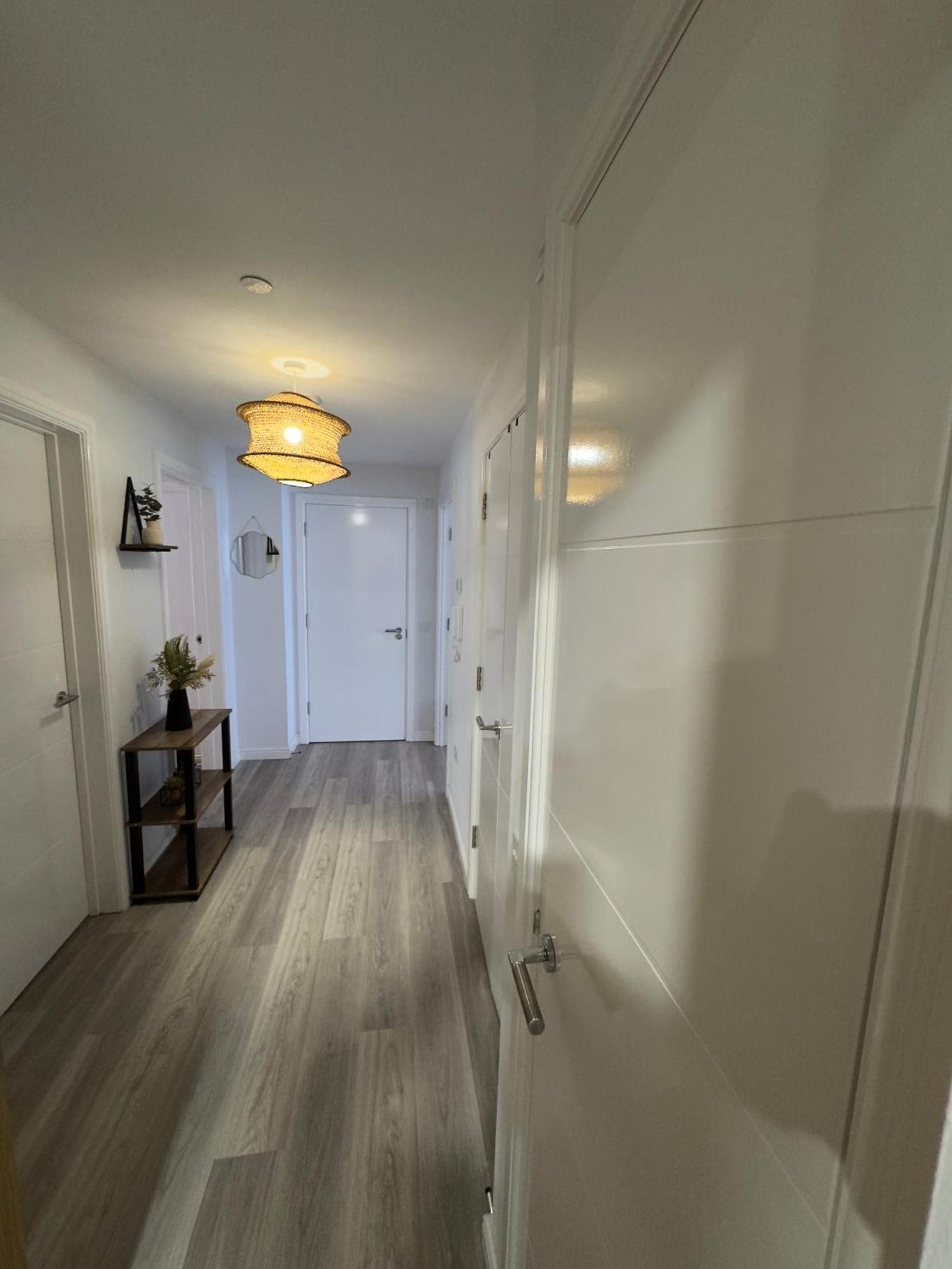 Modern Flat In Free Parking & Wifi
