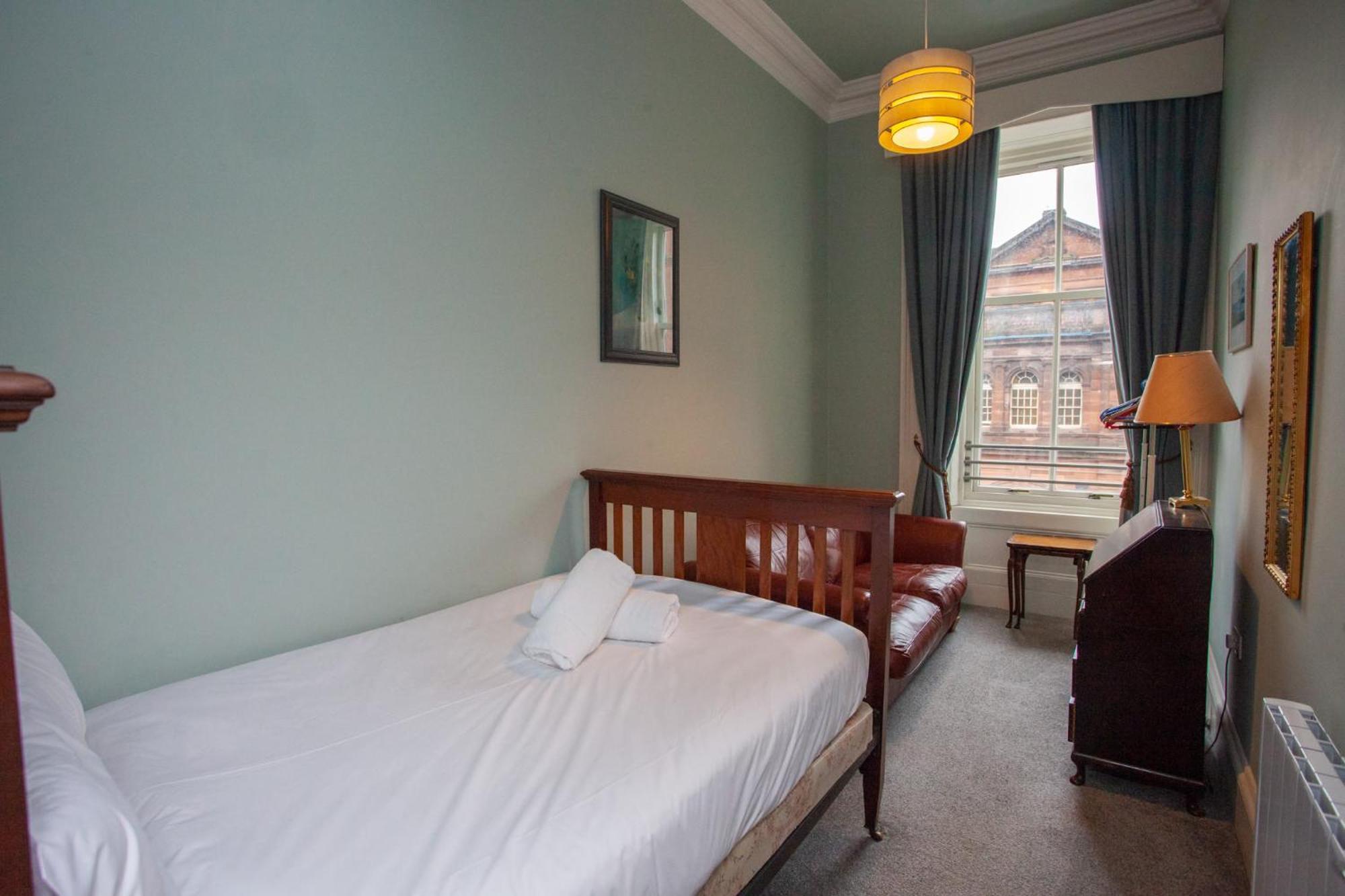 Spacious 4-bedroom Retreat In Apartment *