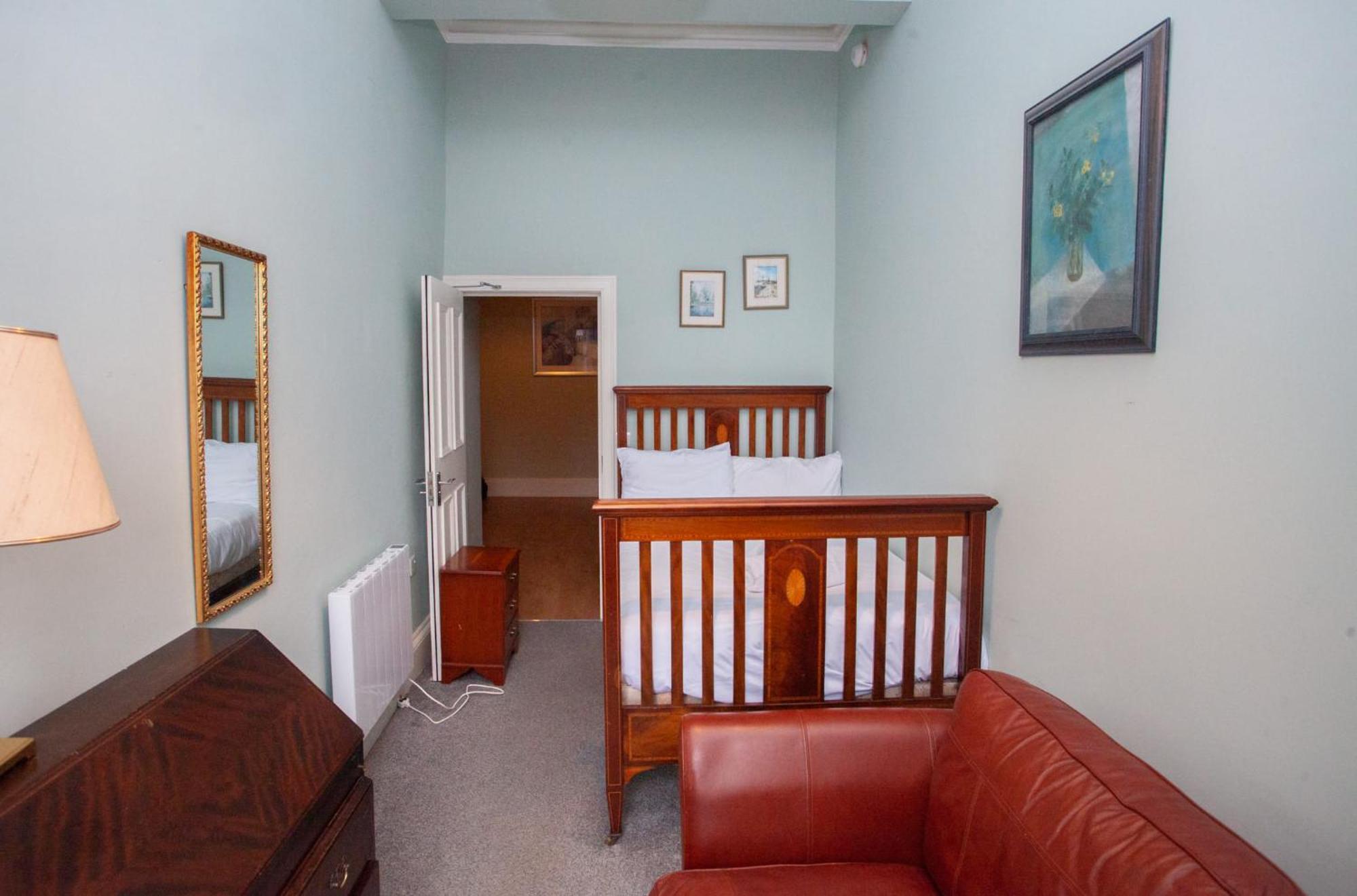 Spacious 4-bedroom Retreat In Apartment Glasgow