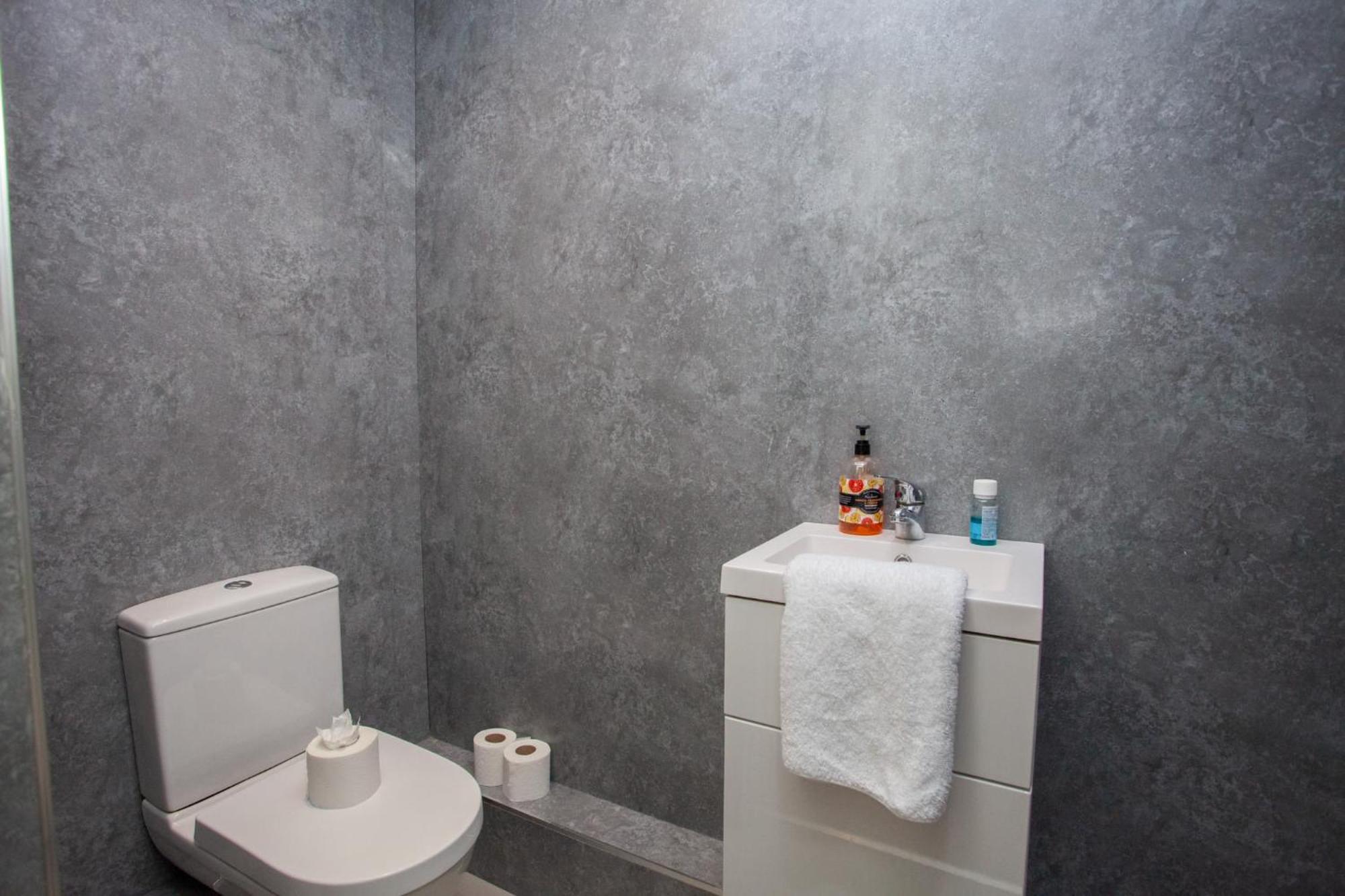 Spacious 4-bedroom Retreat In Apartment