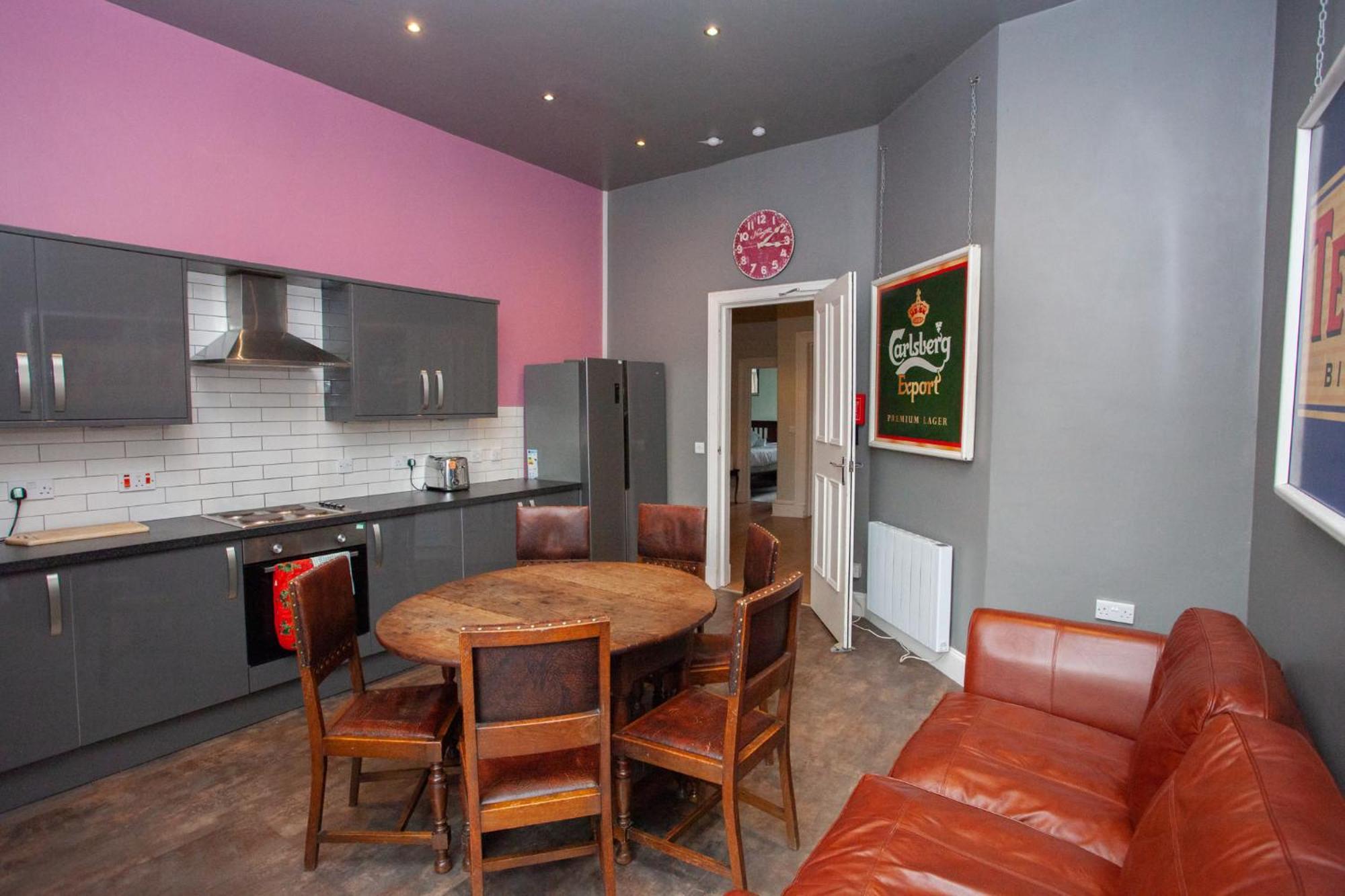 Spacious 4-bedroom Retreat In Apartment *