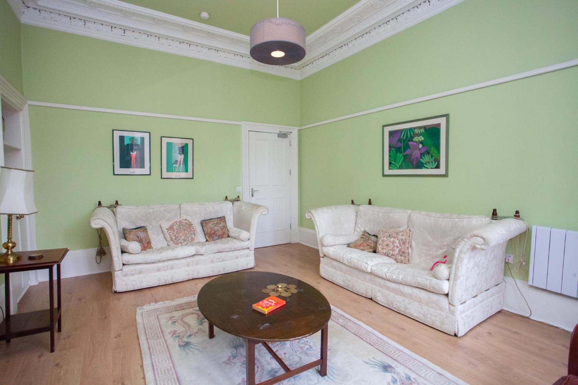Spacious 4-bedroom Retreat In Apartment Glasgow