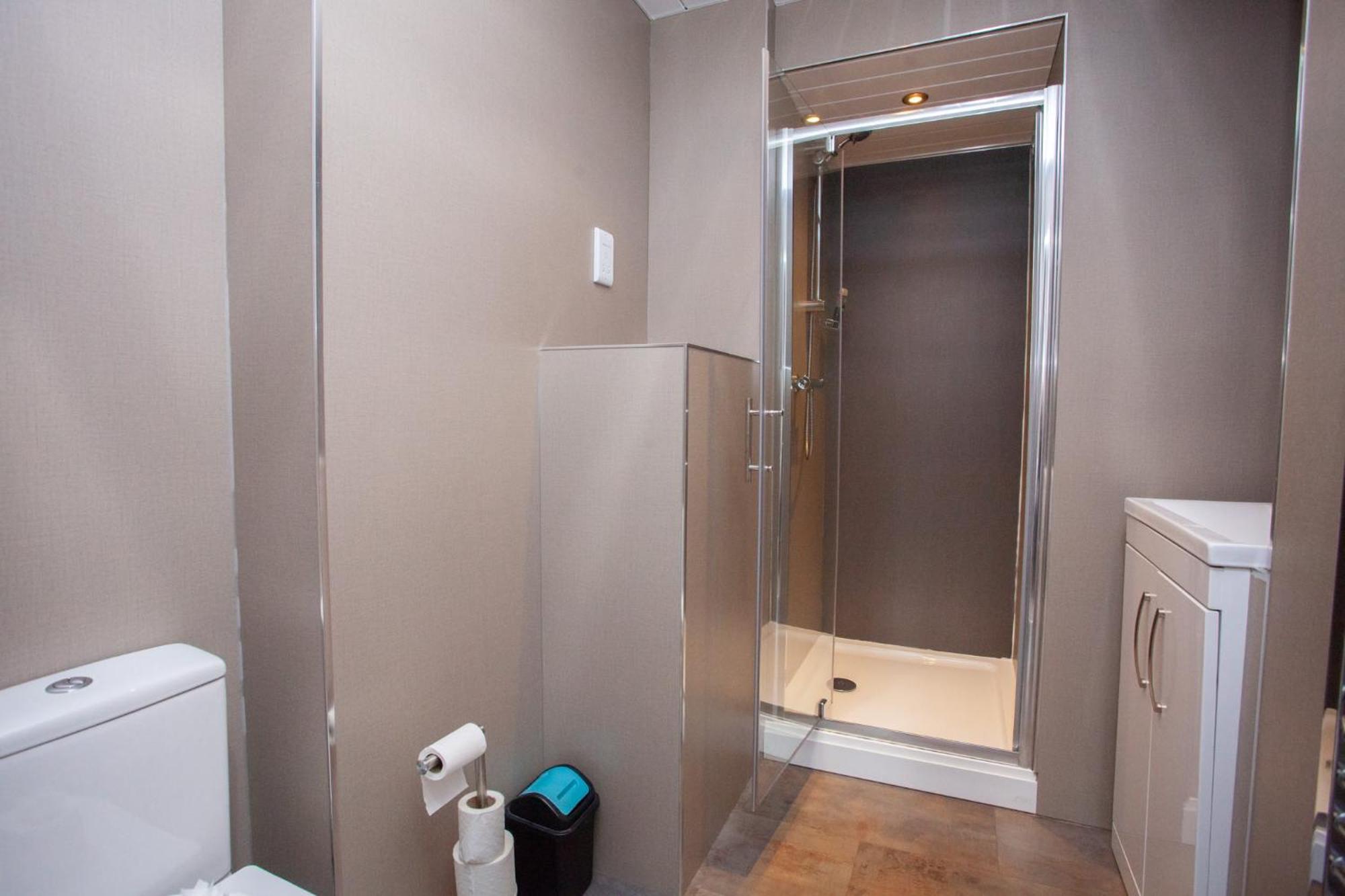 Spacious 4-bedroom Retreat In *
