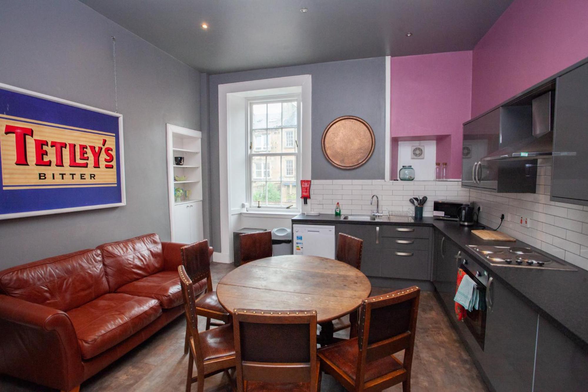 Spacious 4-bedroom Retreat In Apartment