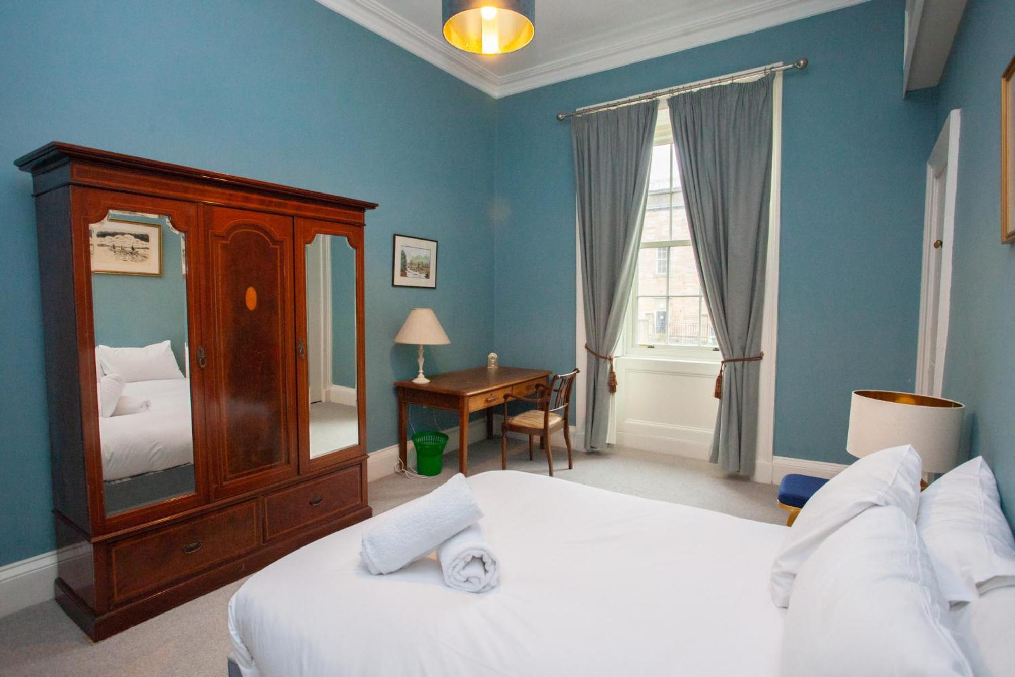 Spacious 4-bedroom Retreat In Apartment Glasgow