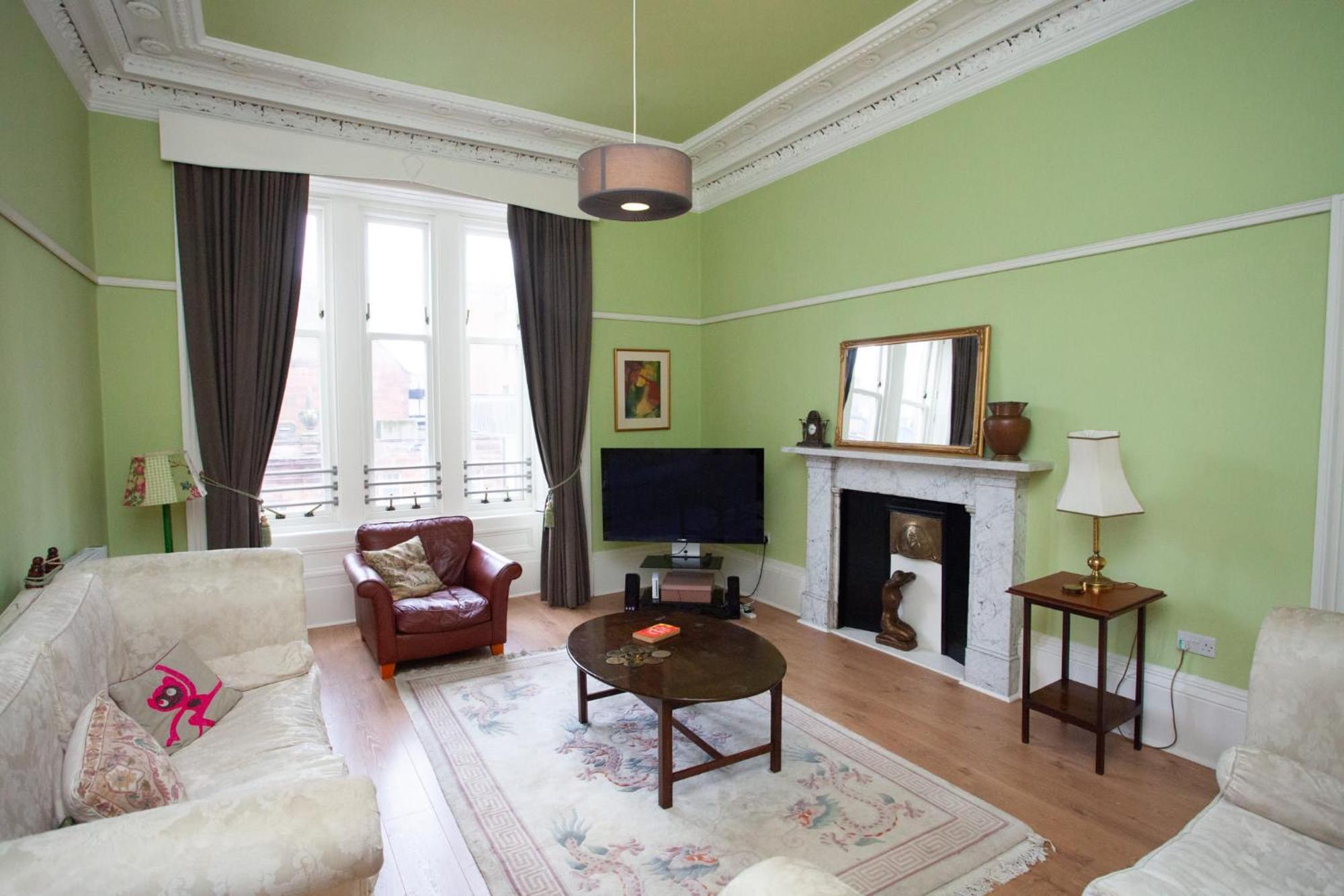 Spacious 4-bedroom Retreat In Apartment