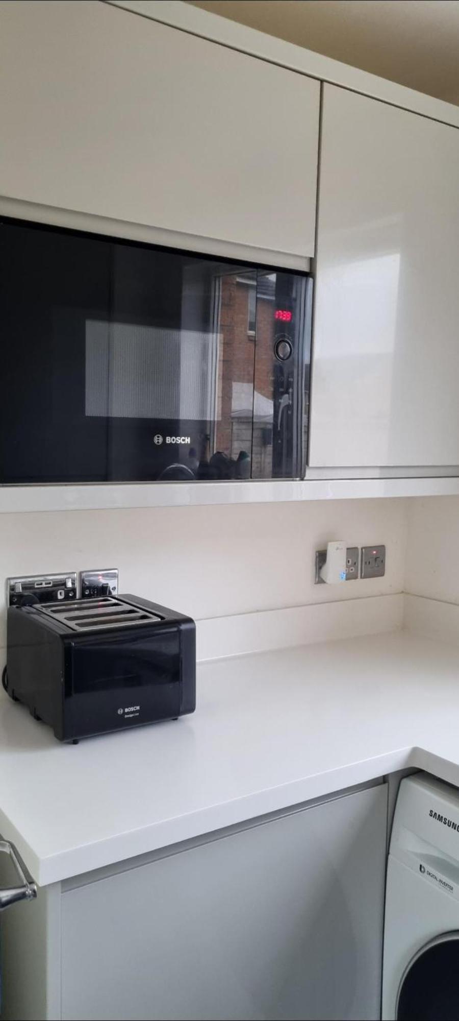 Stylish Modern 3 Bedroom House Free Parking *