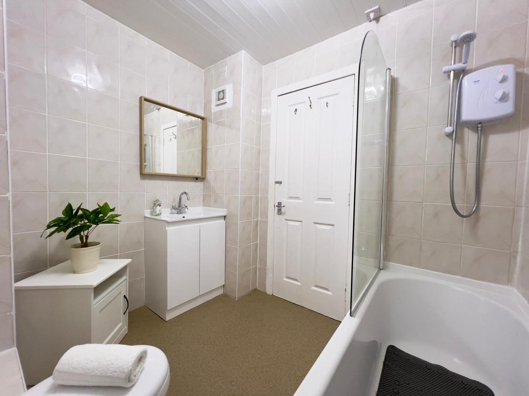 Chic & Cozy 2-bed Flat In - Free Parking *