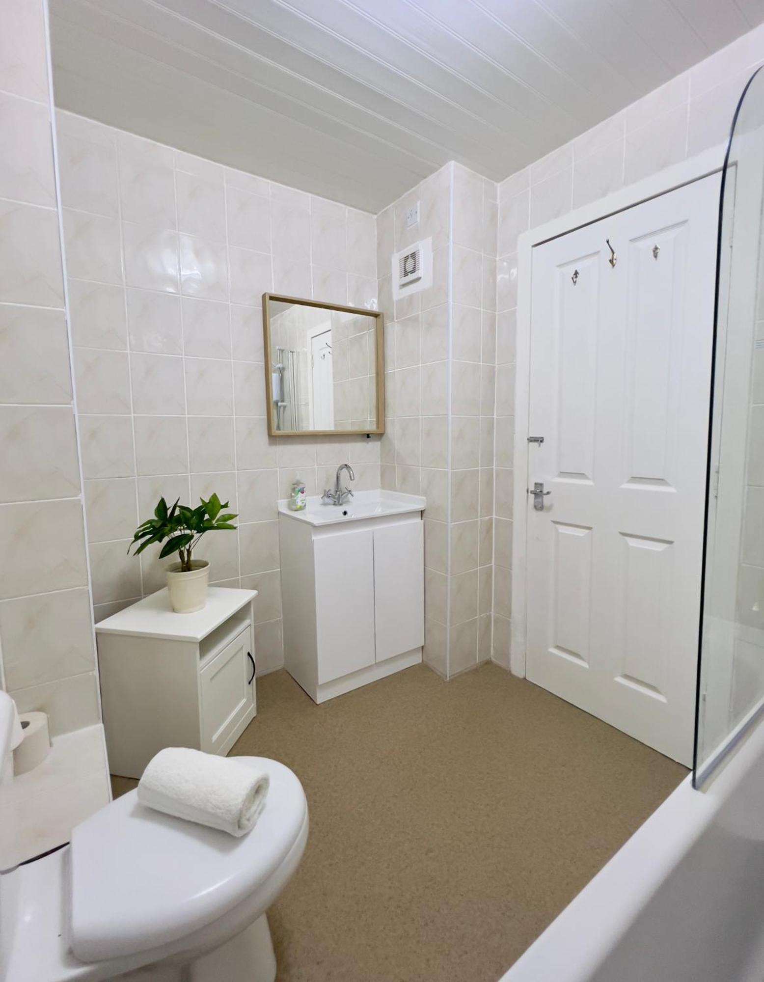 Chic & Cozy 2-bed Flat In - Free Parking Apartment Glasgow