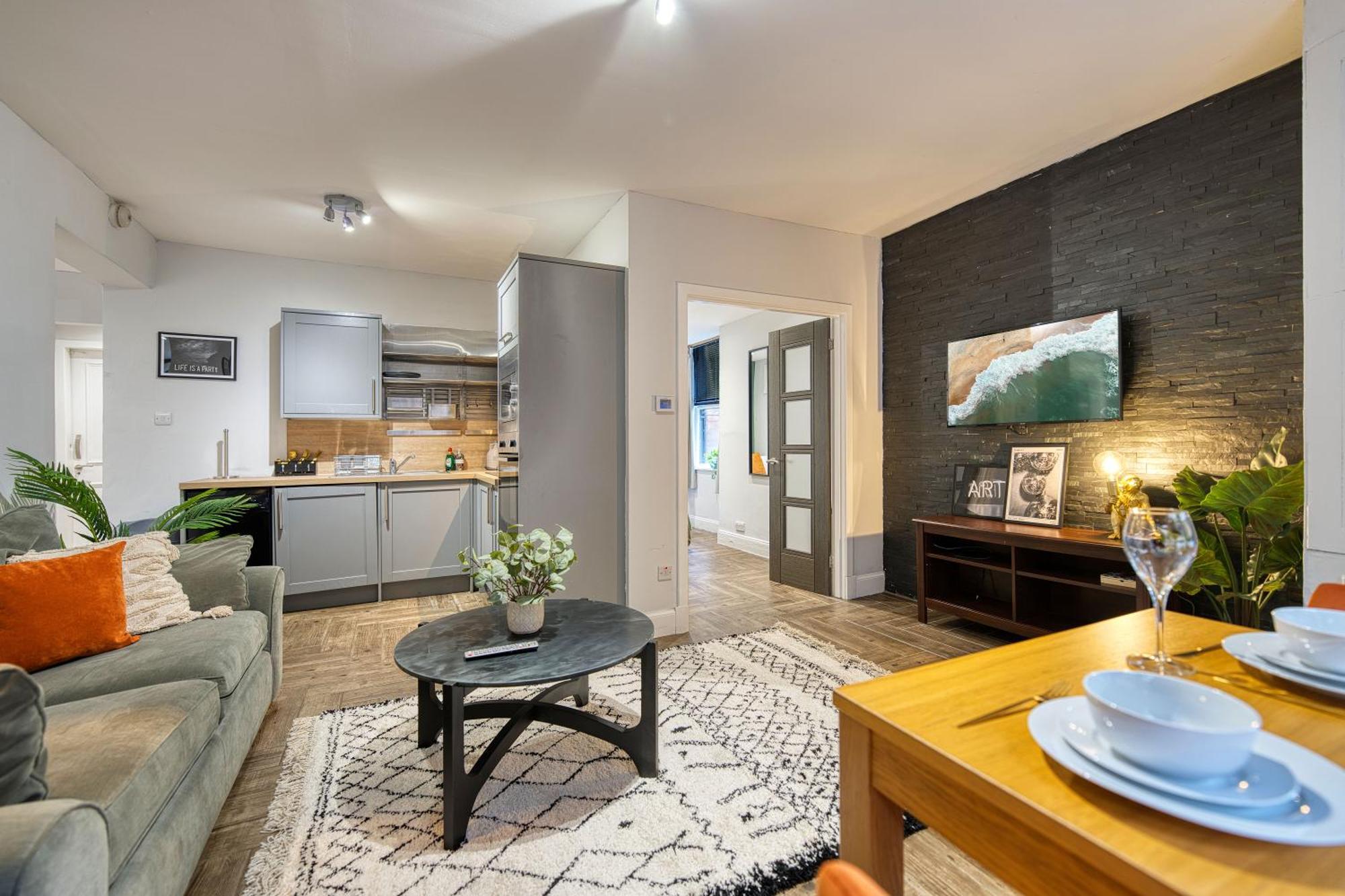 Spacious 4 Bedroom Near West End Apartment *