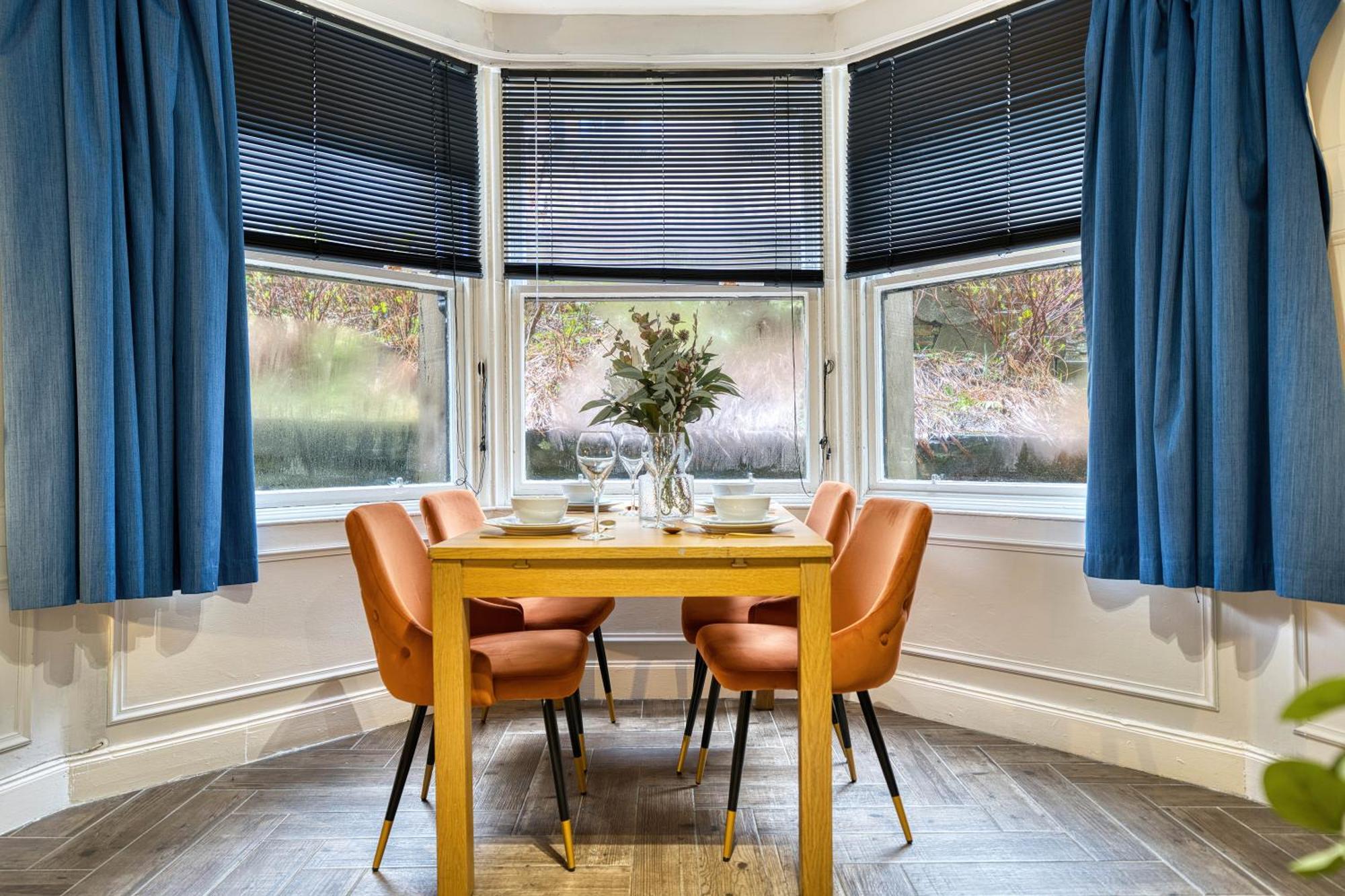 Apartment Spacious 4 Bedroom Near West End *