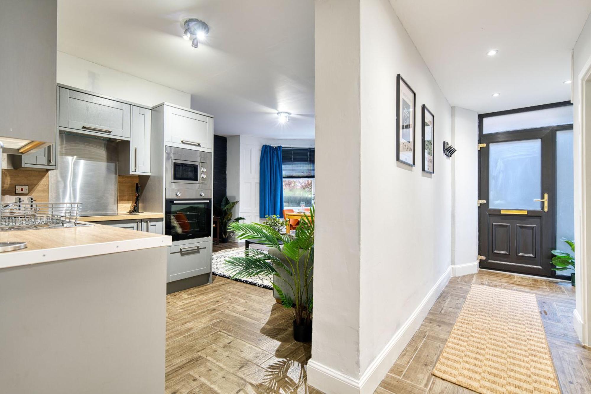 Spacious 4 Bedroom Near West End