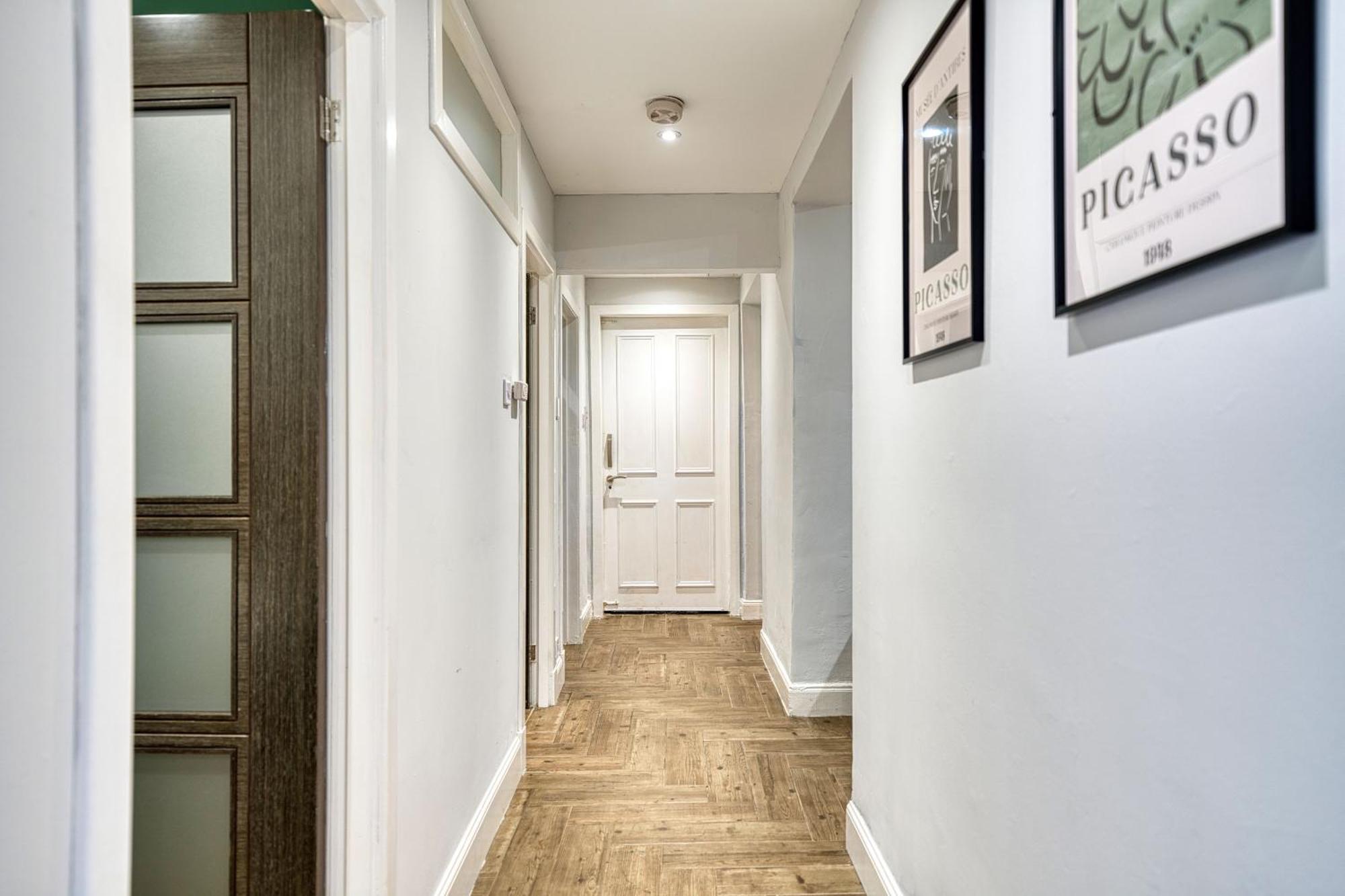 Apartment Spacious 4 Bedroom Near West End *