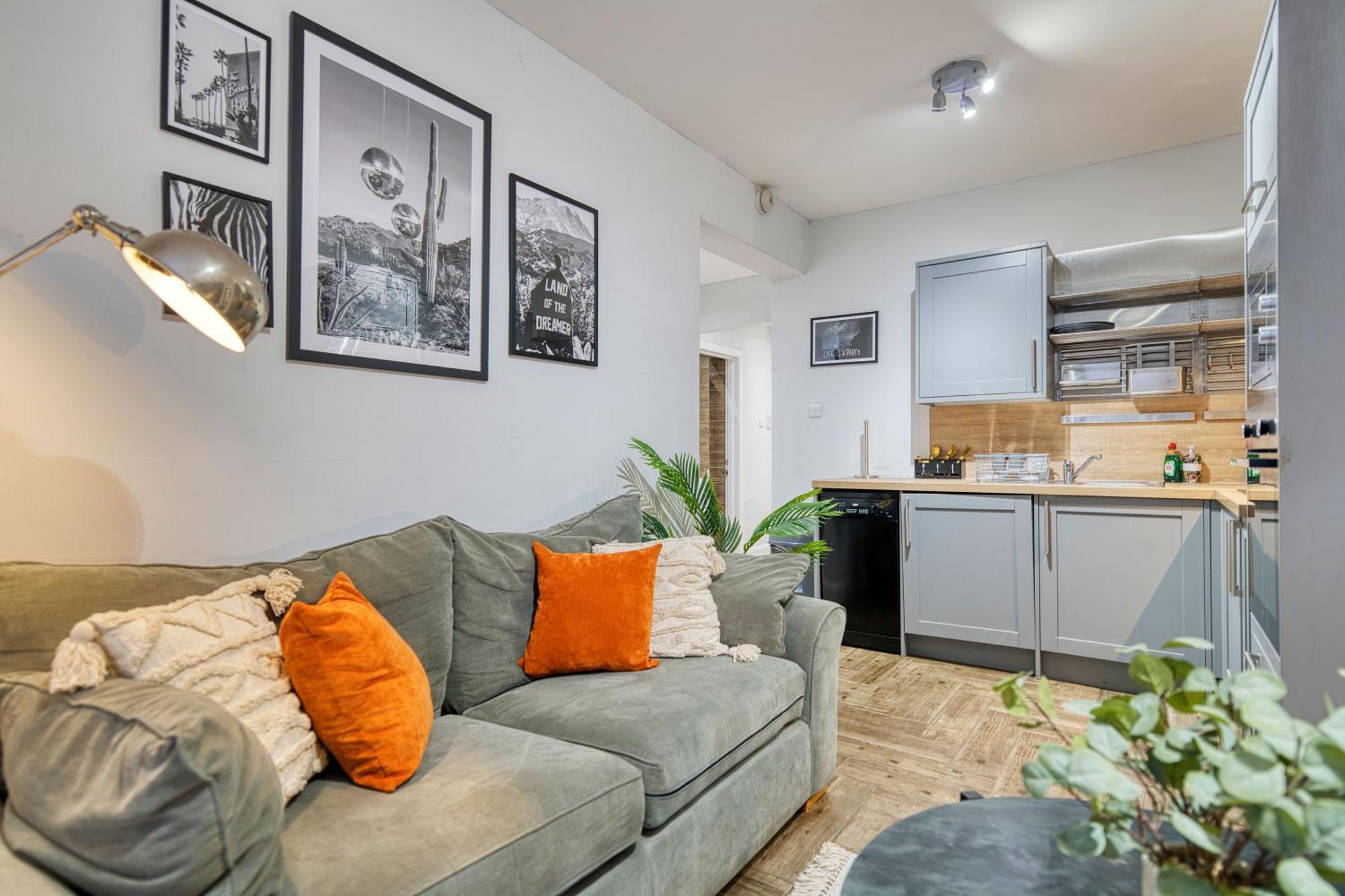 Spacious 4 Bedroom Near West End Apartment Glasgow
