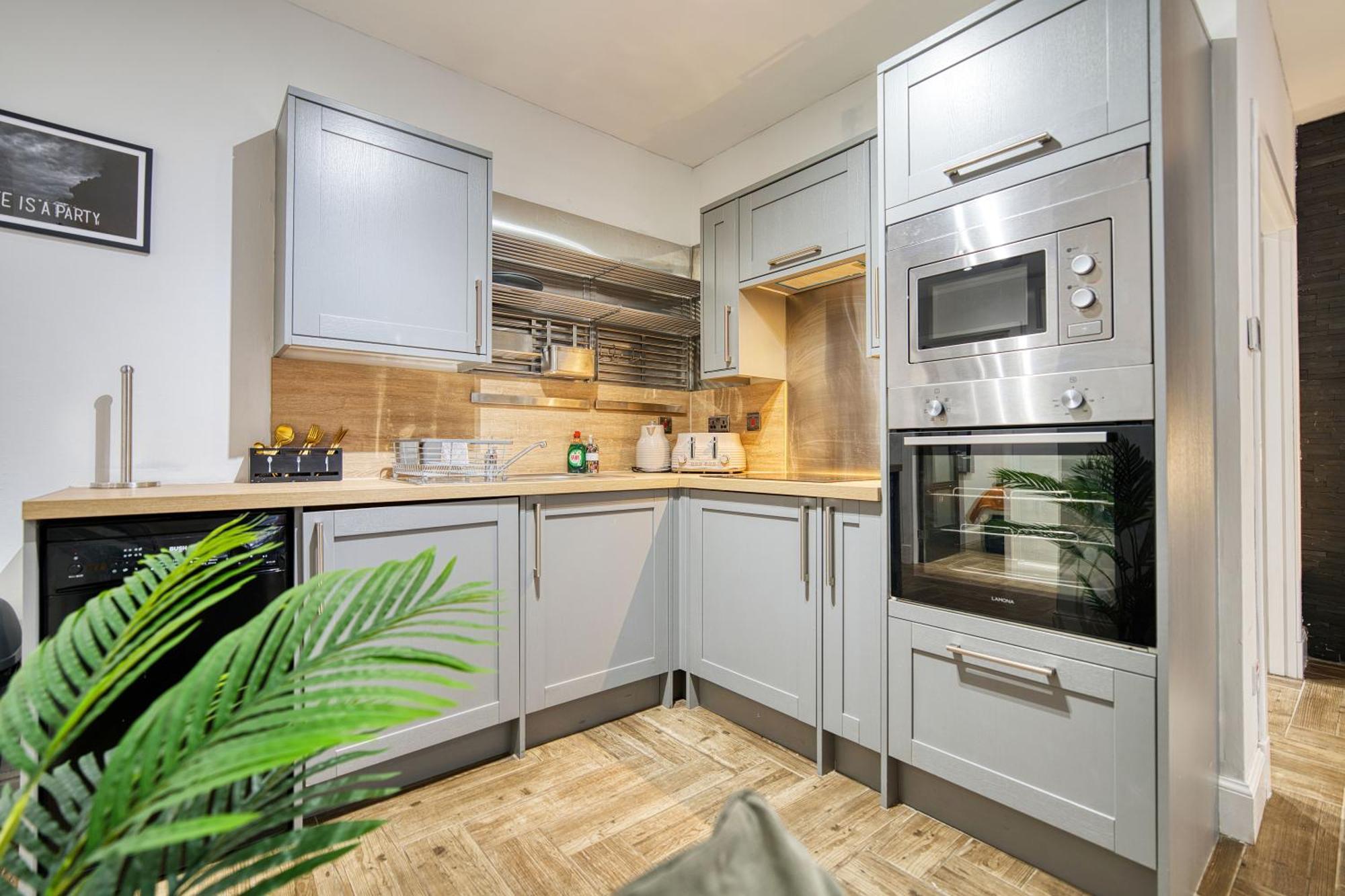 Spacious 4 Bedroom Near West End Apartment