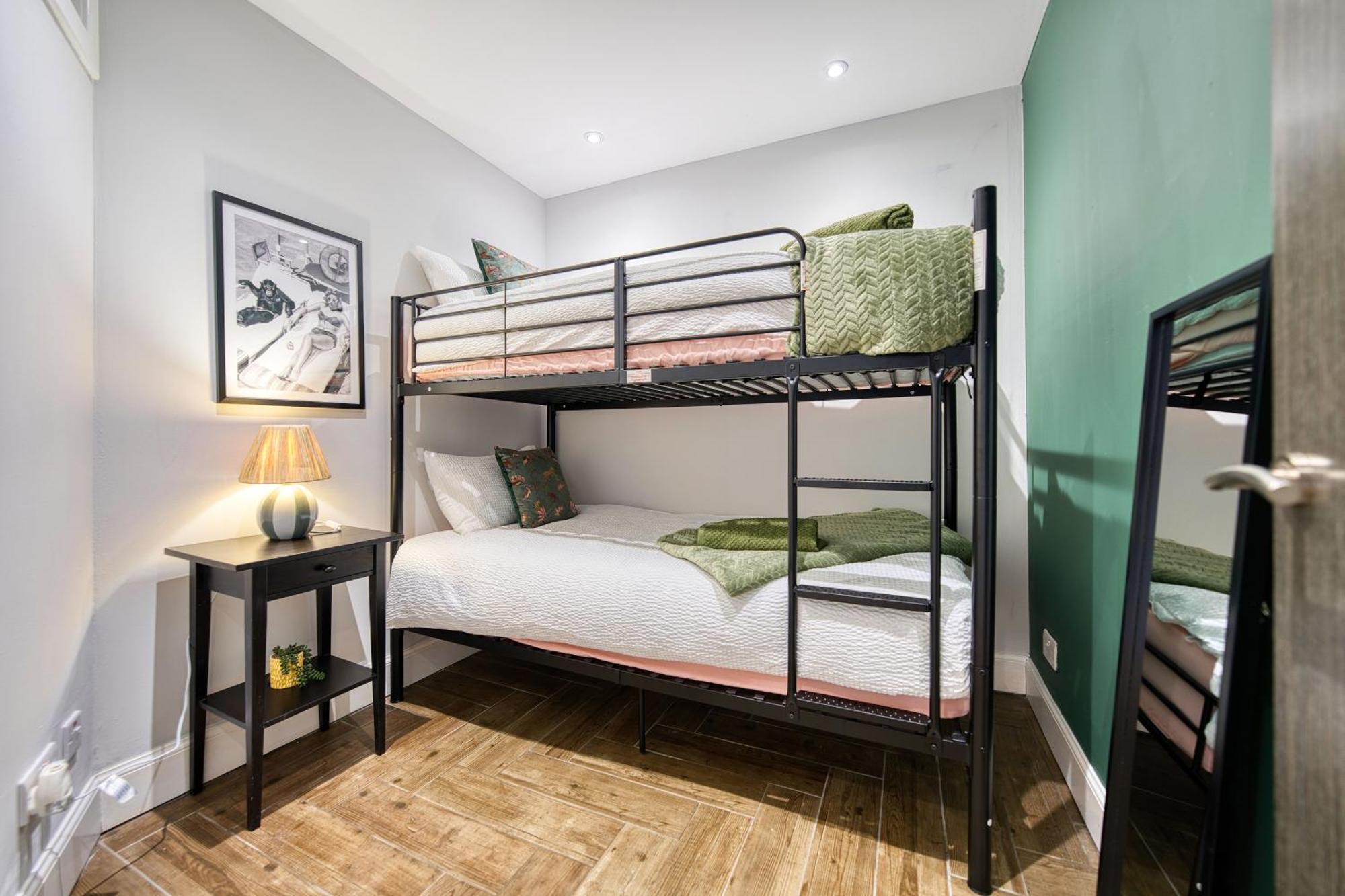 Apartment Spacious 4 Bedroom Near West End