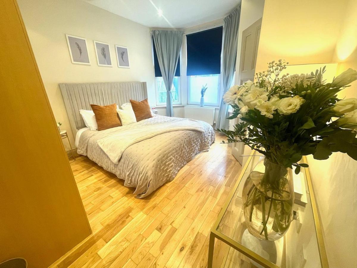 - Stylish 2 Bed In Unique Ibrox Location Nearby Subway And Free Parking Apartment