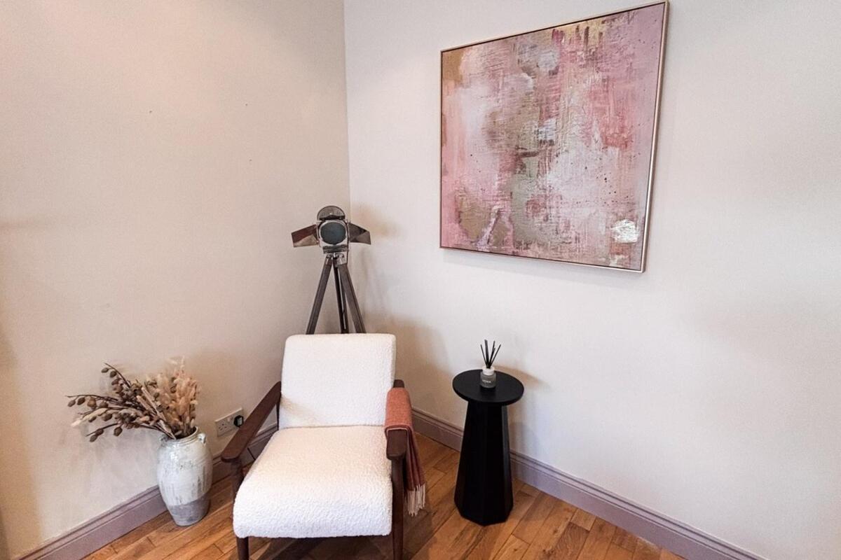 - Stylish 2 Bed In Unique Ibrox Location Nearby Subway And Free Parking Apartment *