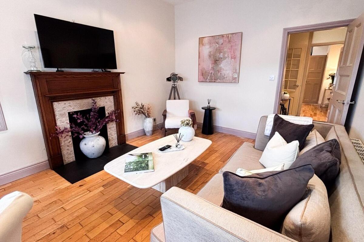 - Stylish 2 Bed In Unique Ibrox Location Nearby Subway And Free Parking *