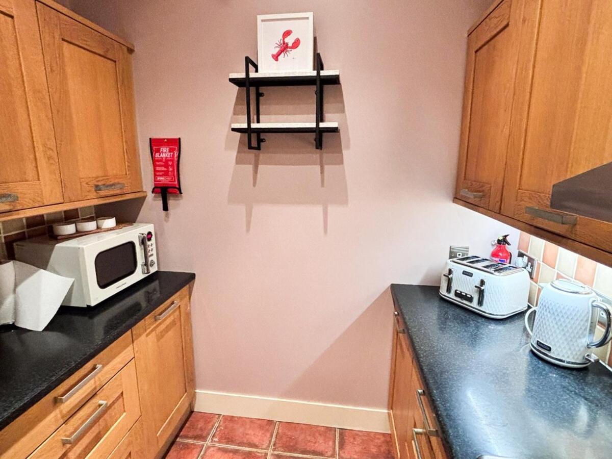 - Stylish 2 Bed In Unique Ibrox Location Nearby Subway And Free Parking *