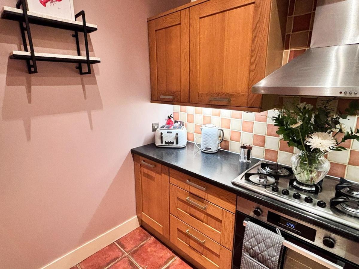 - Stylish 2 Bed In Unique Ibrox Location Nearby Subway And Free Parking Apartment *